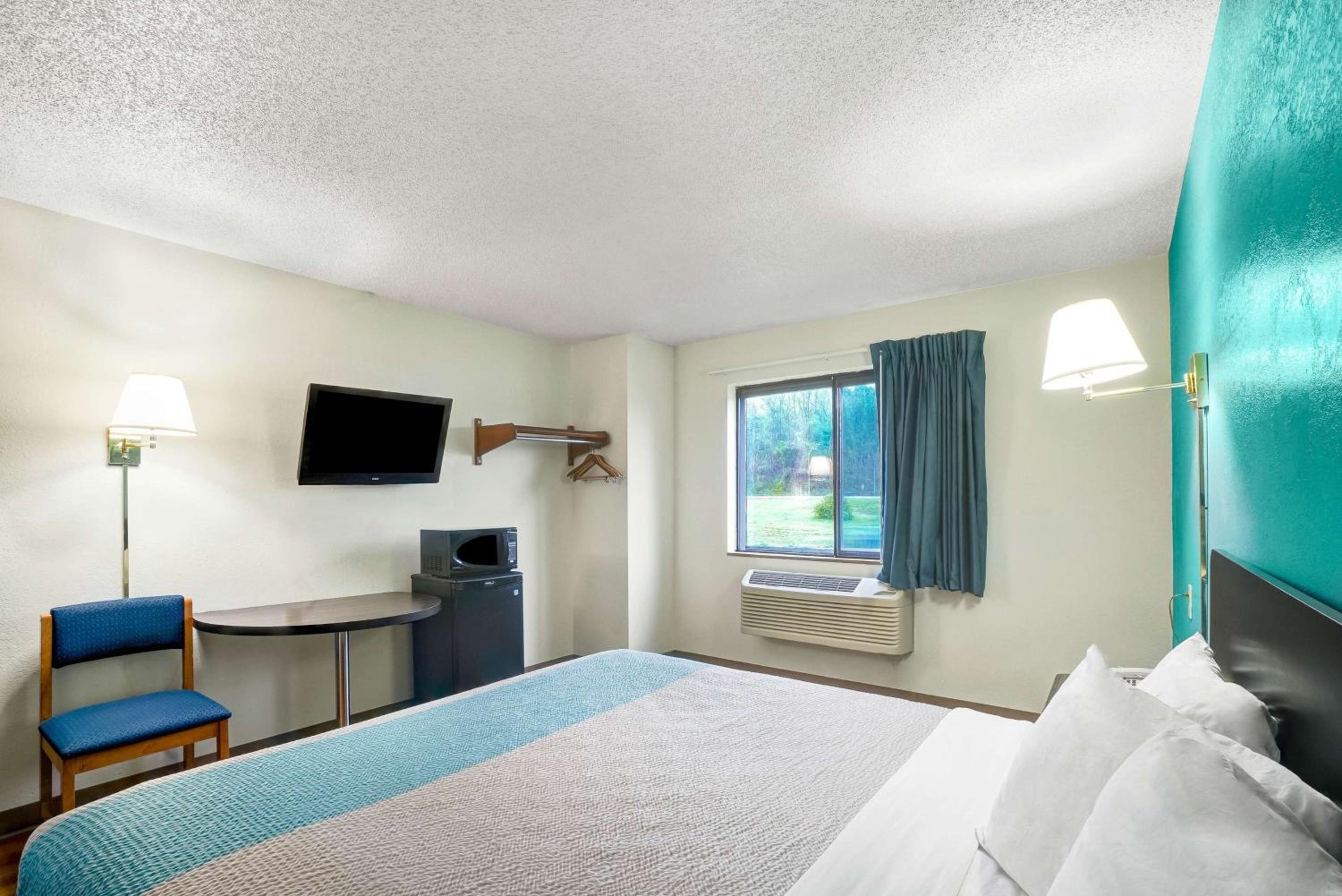 King Room - Non-Smoking - Photo 2
