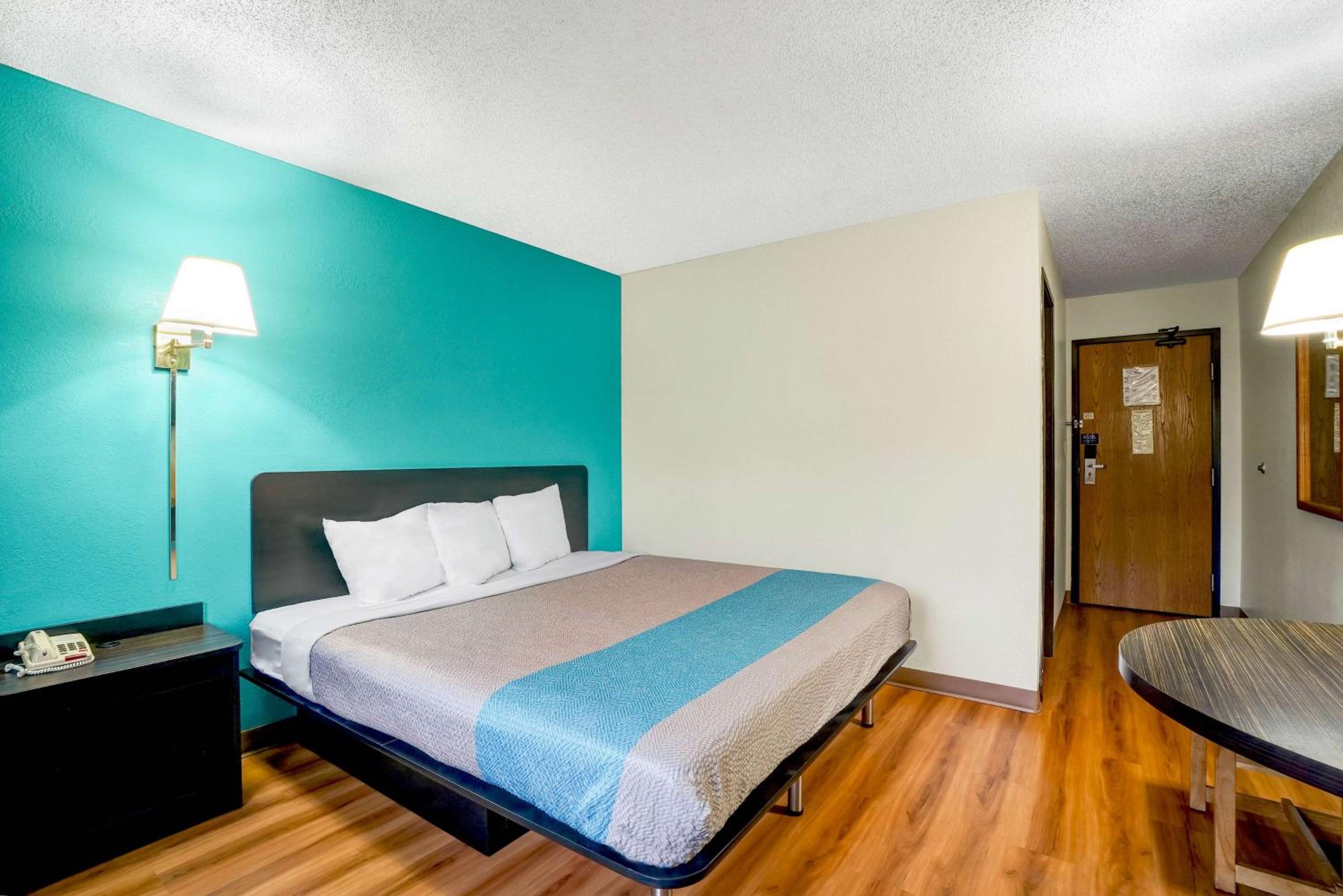 King Room - Non-Smoking - Photo 3