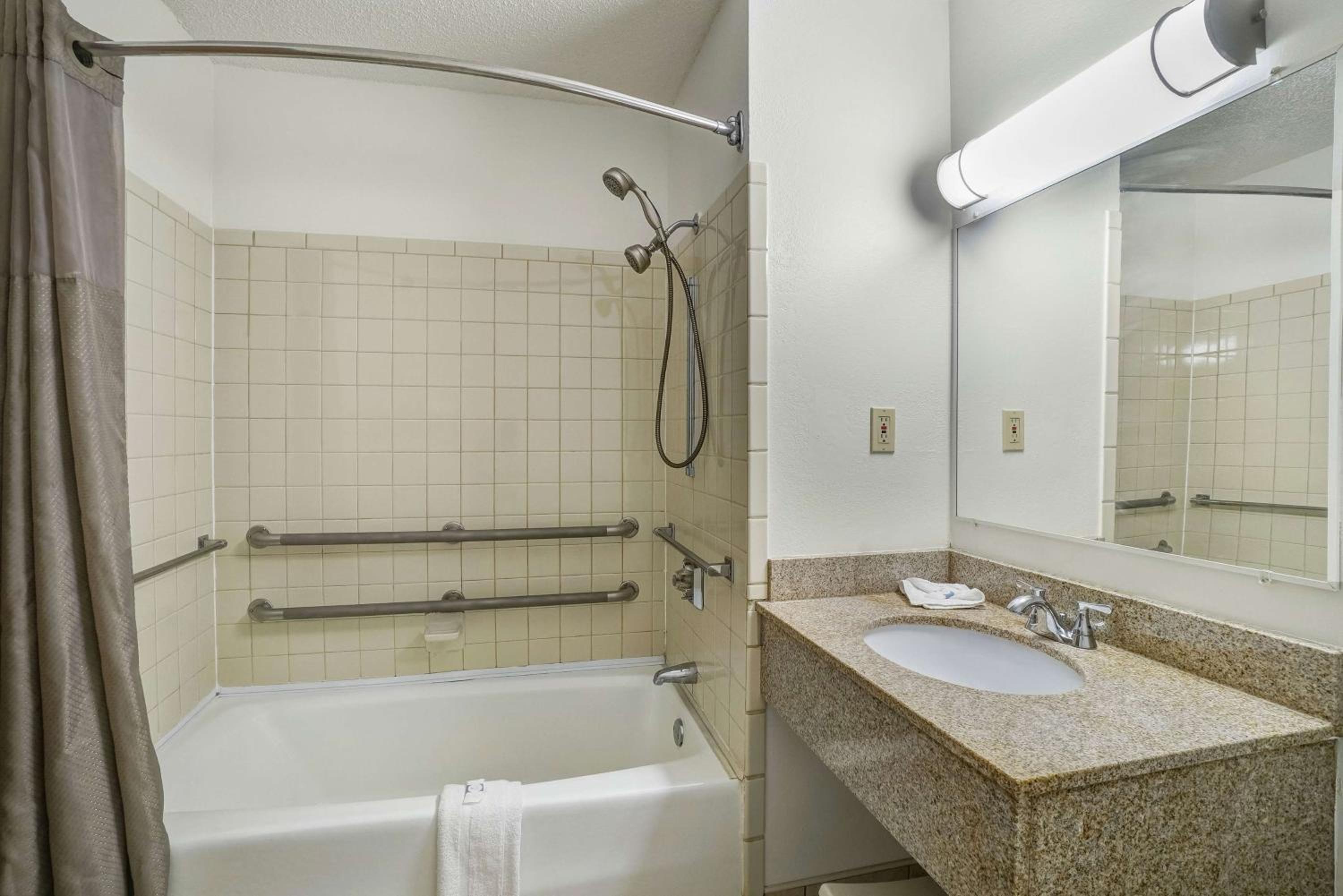 Queen Room - Disability Access - Non-Smoking - Photo 4