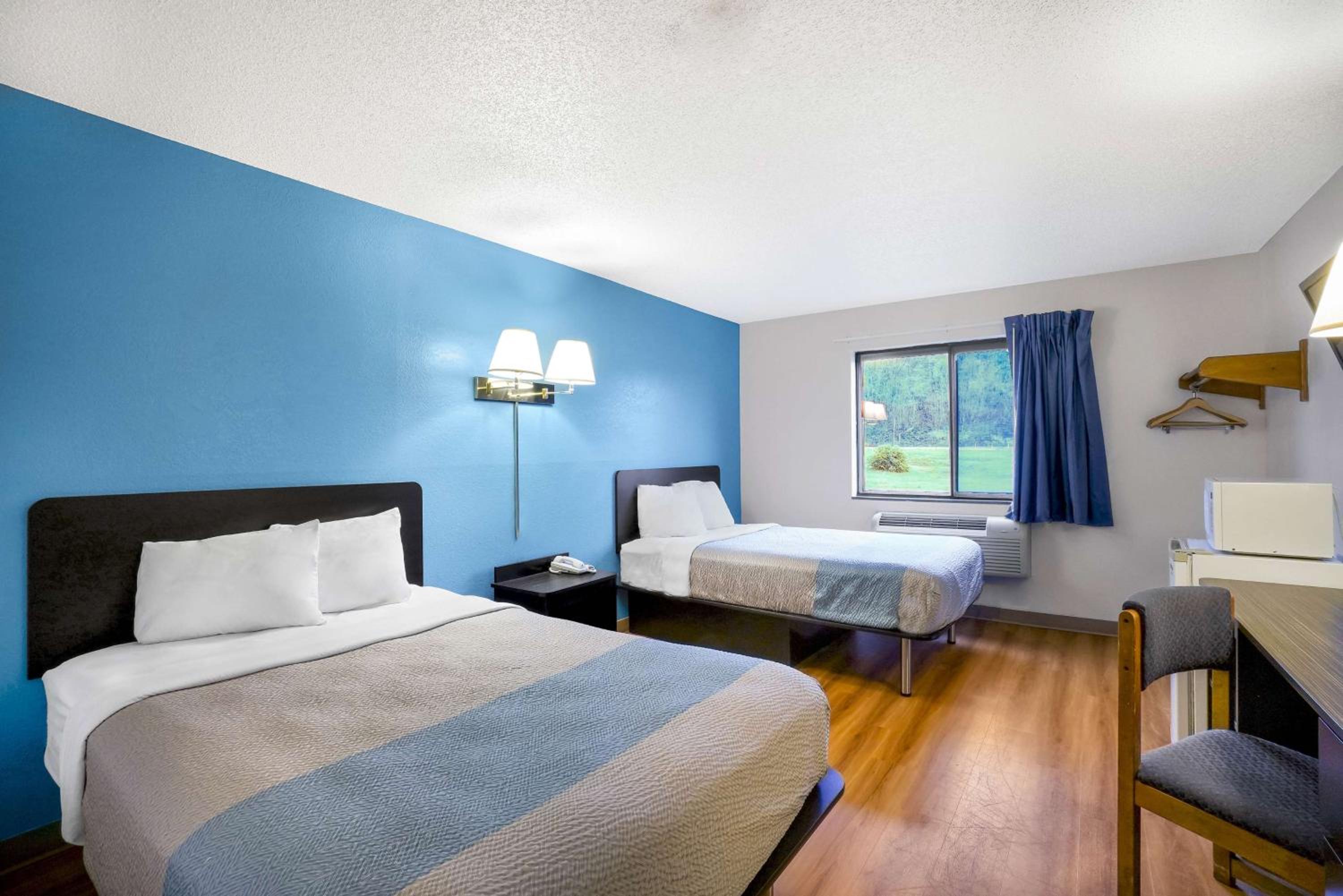 Deluxe Quadruple Room - Smoking - Photo 1