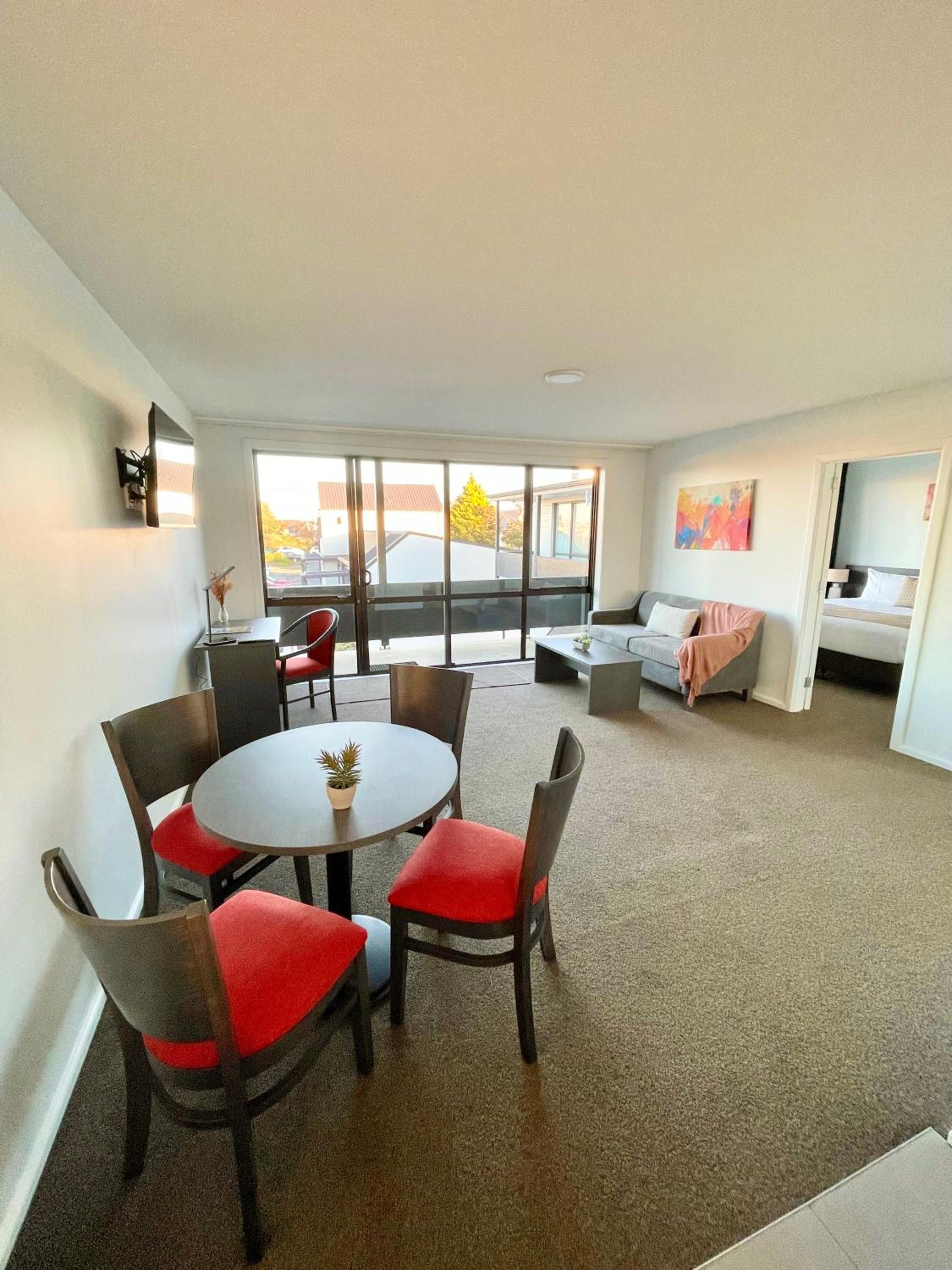 Deluxe Family Suite - Photo 18