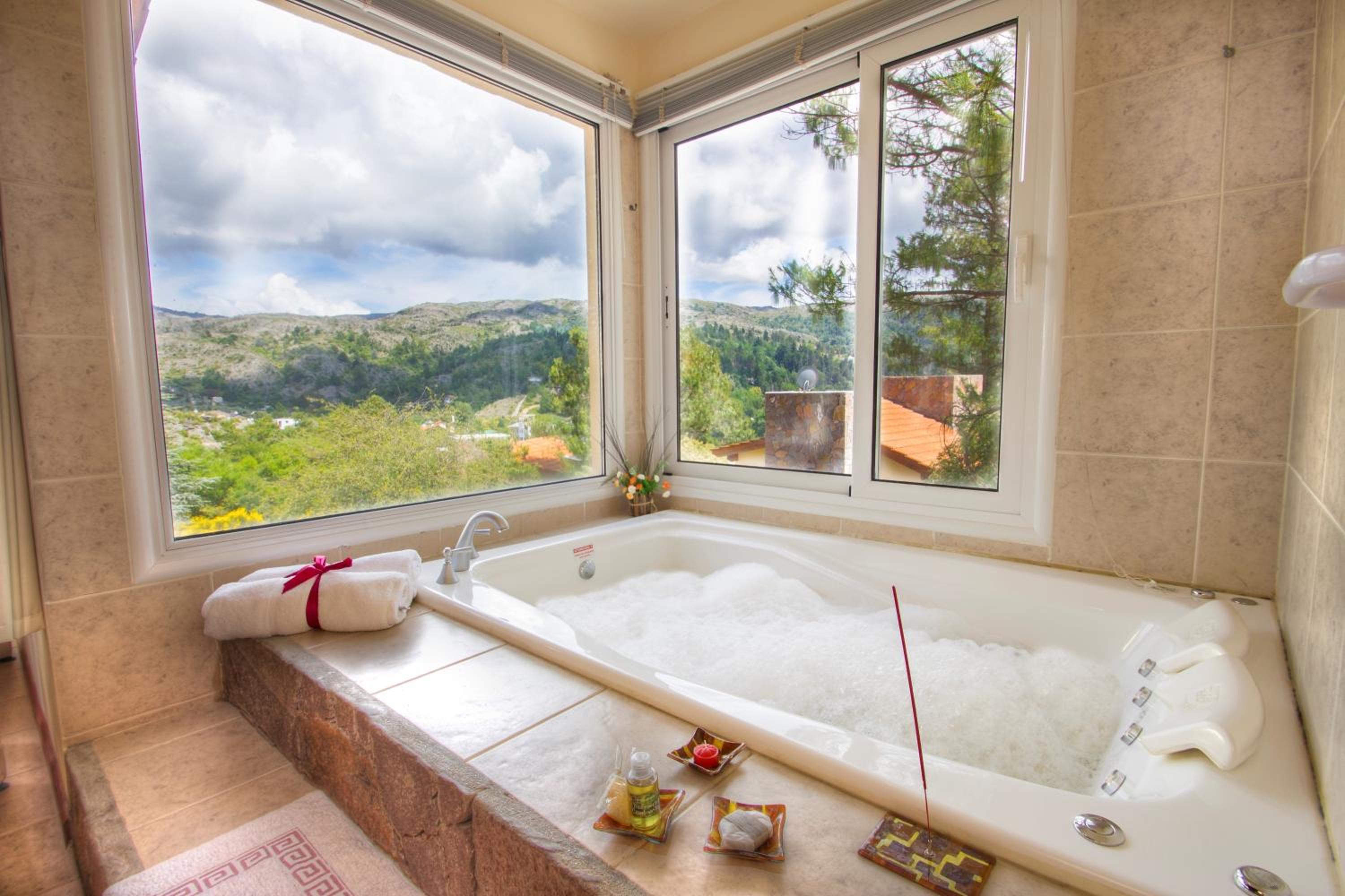 Deluxe Suite with Spa Bath photo 3