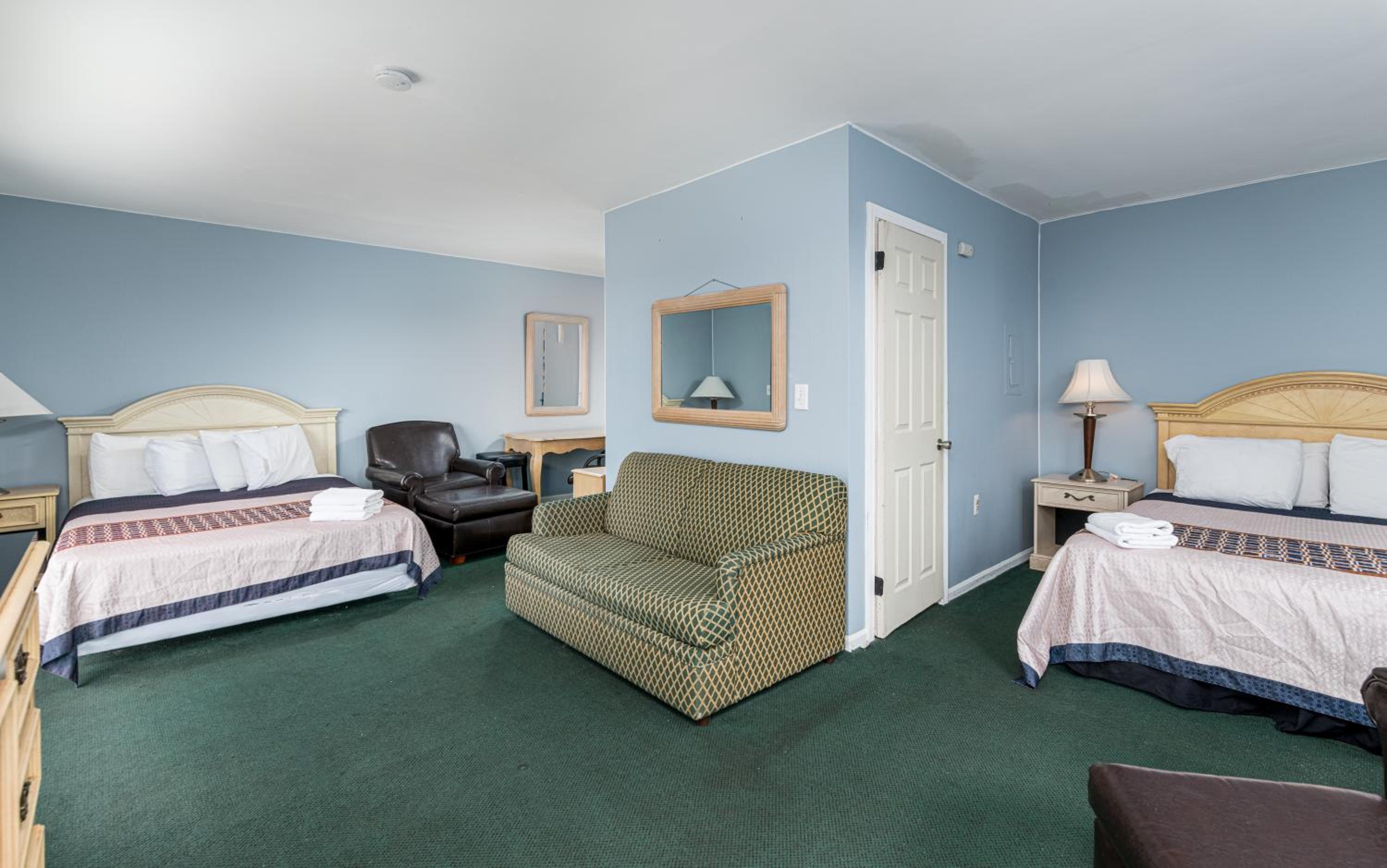 Queen Suite With Two Queen Beds With Balcony photo 2