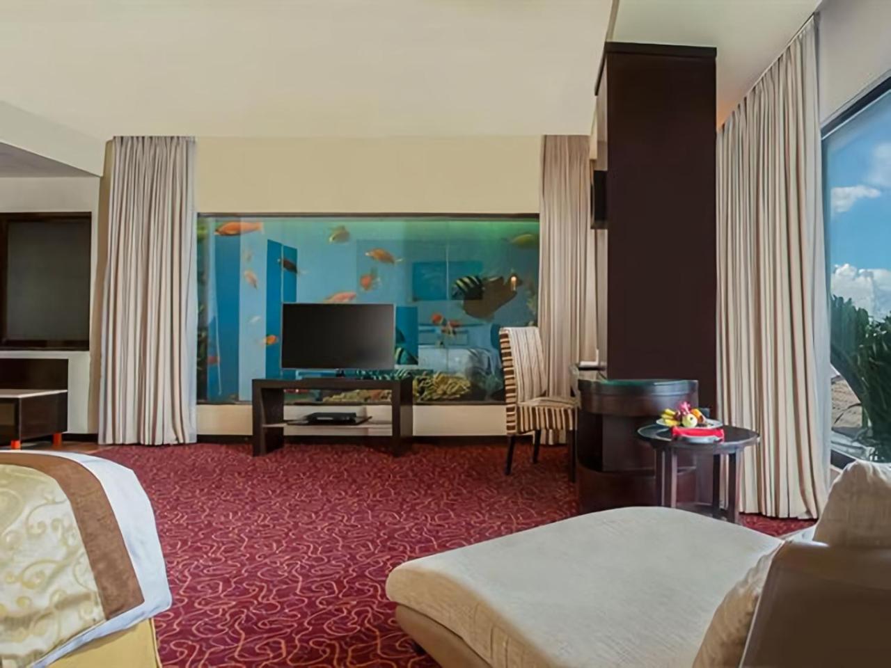 Executive Suite - Photo 2