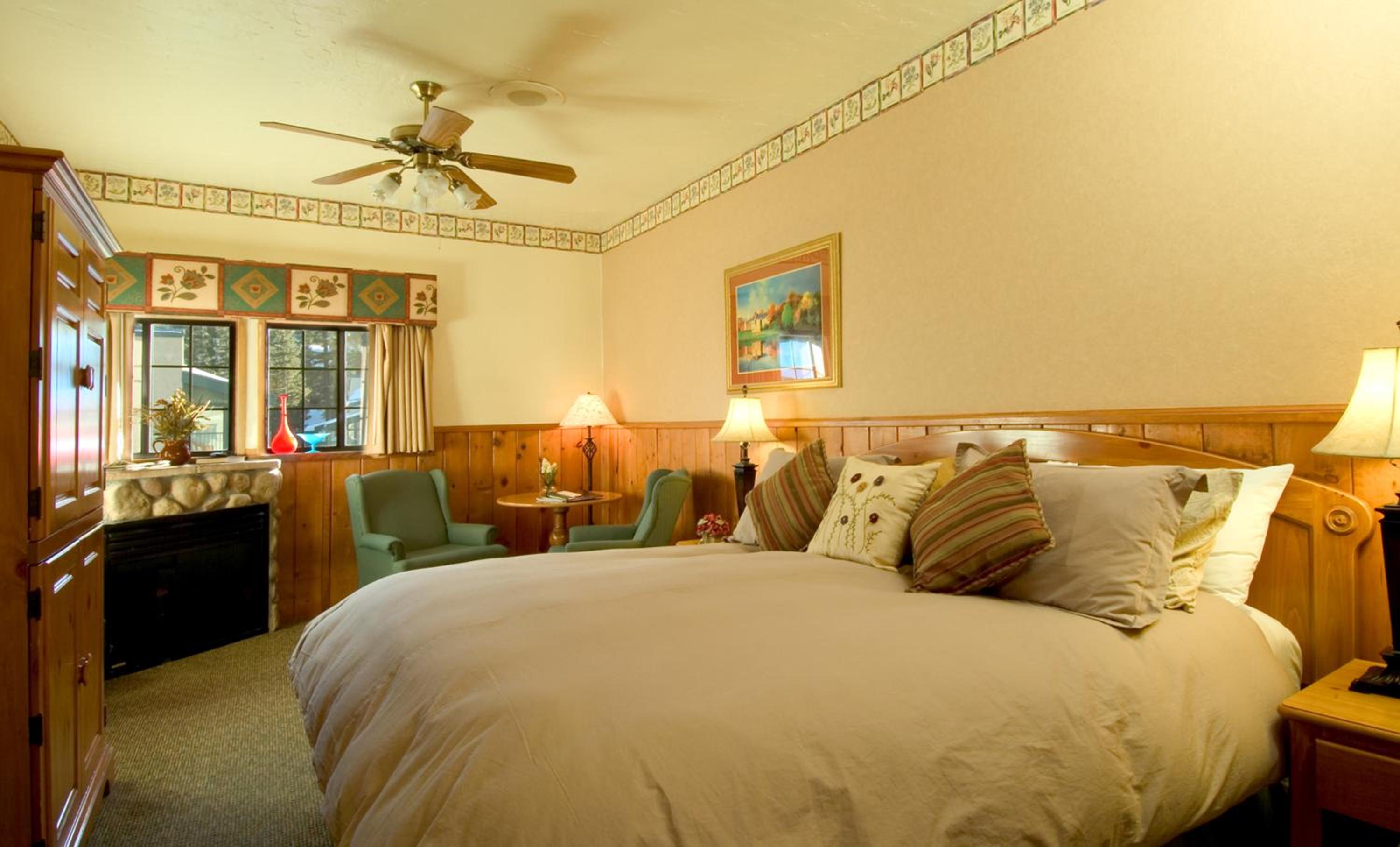 King Room with Fireplace - Photo 8