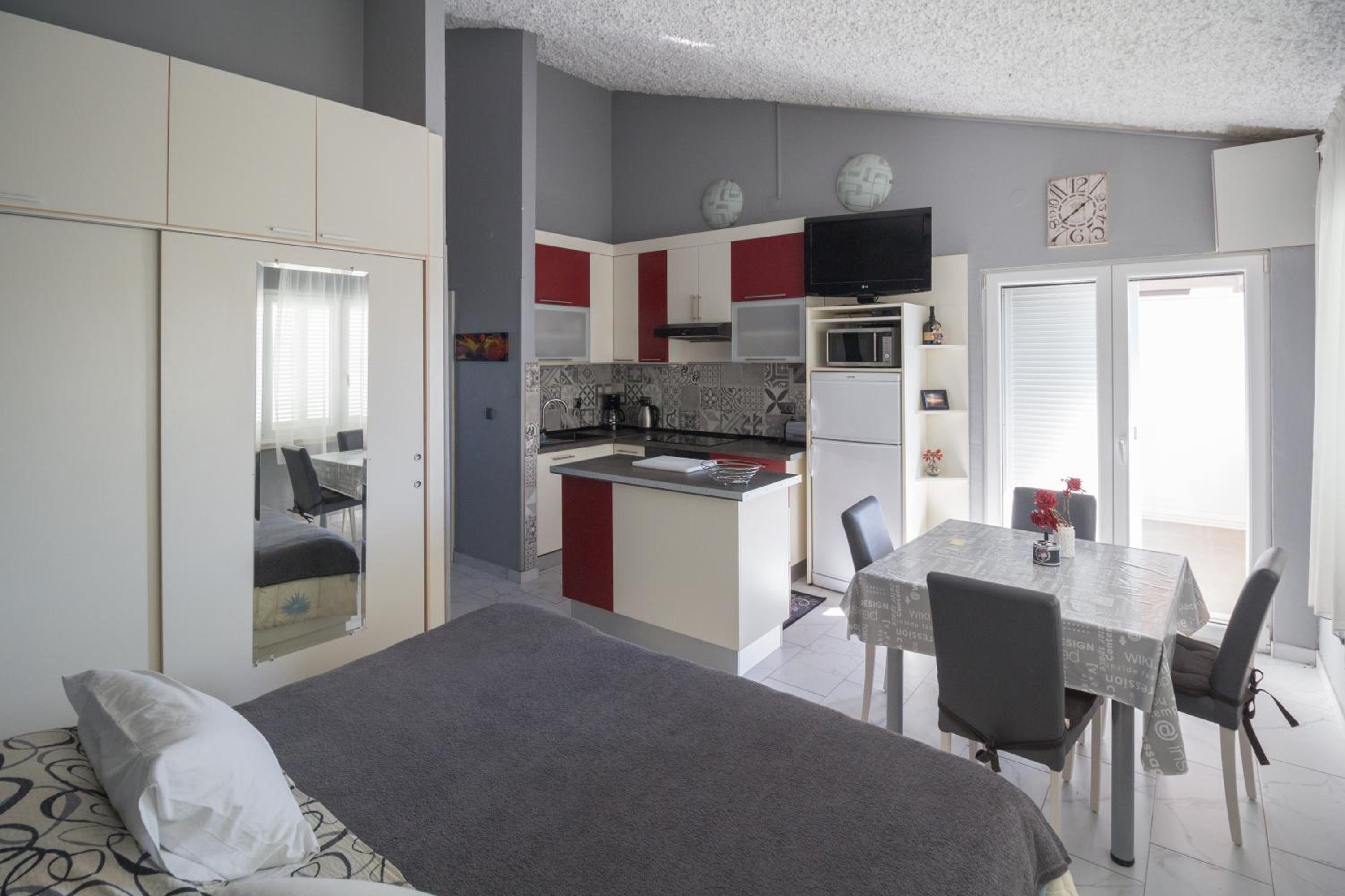 One-Bedroom Apartment with Balcony  photo 2