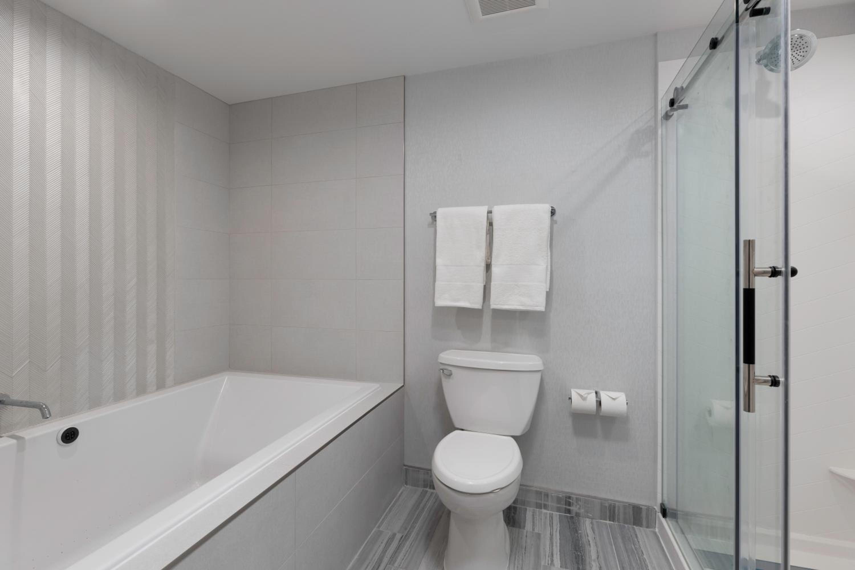 Premium King Room - Photo 7