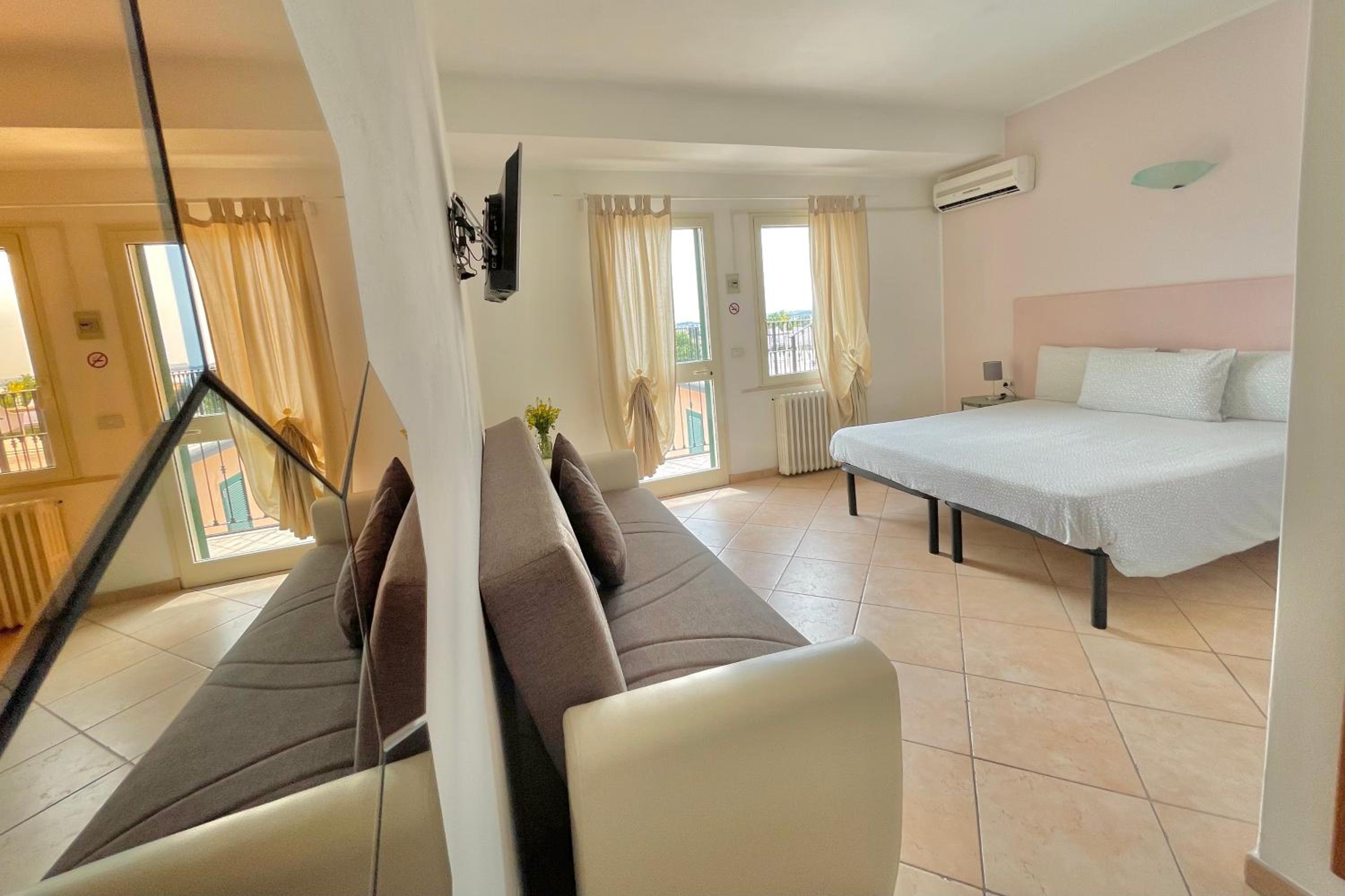 Deluxe Double or Twin Room with Lake View
