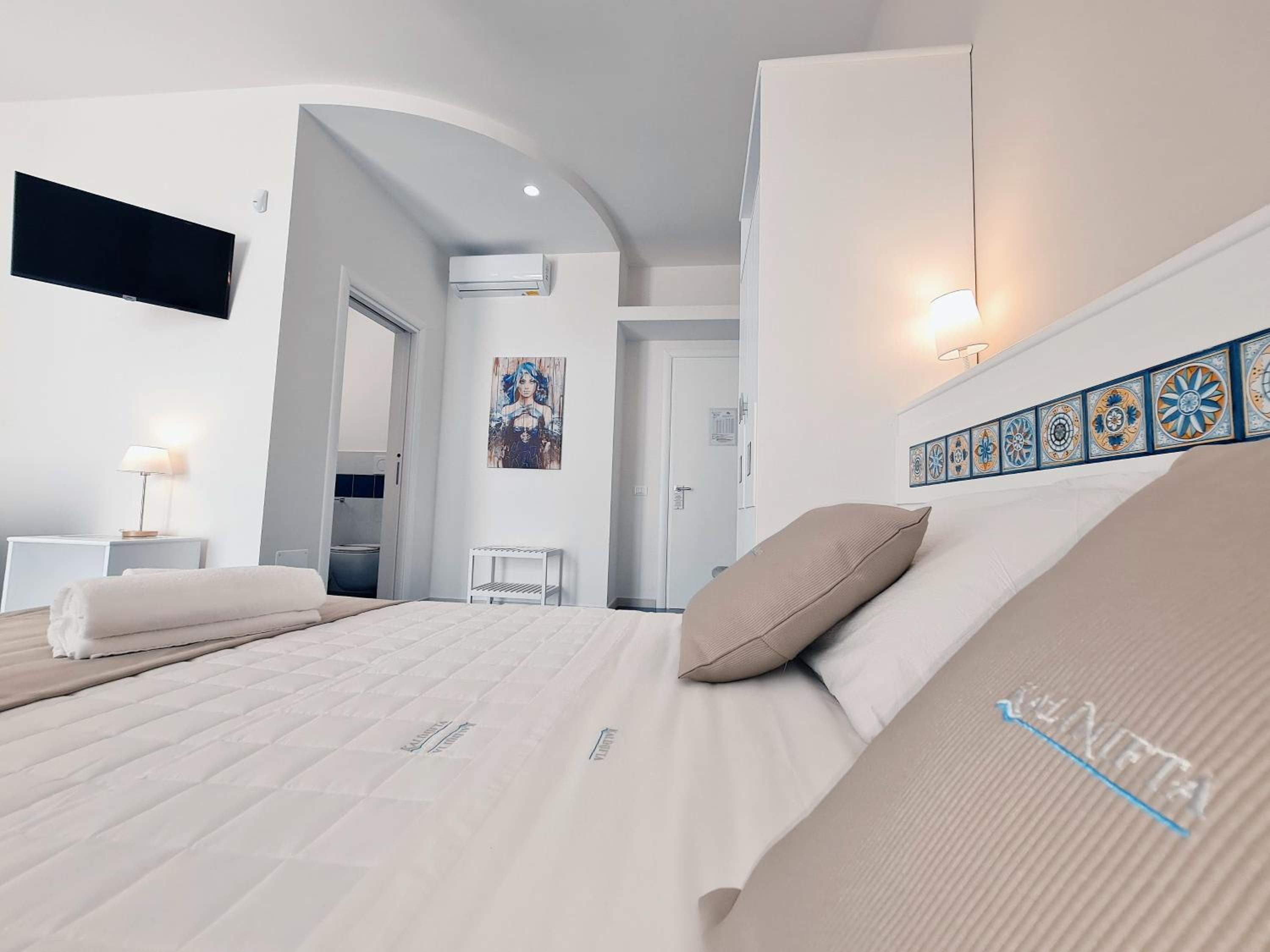 Quadruple Room with Private Bathroom photo 3