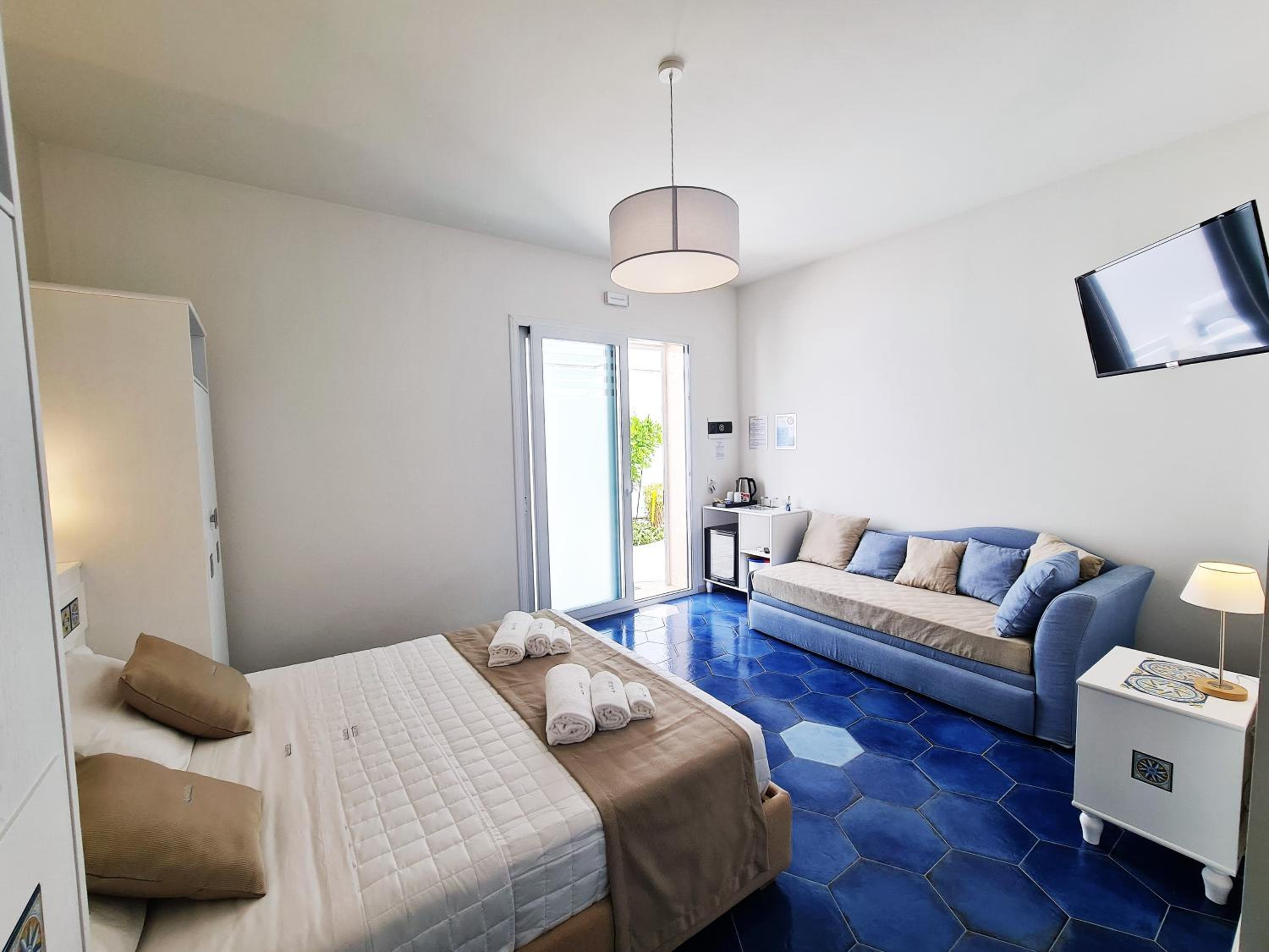 Quadruple Room with Private Bathroom photo 2
