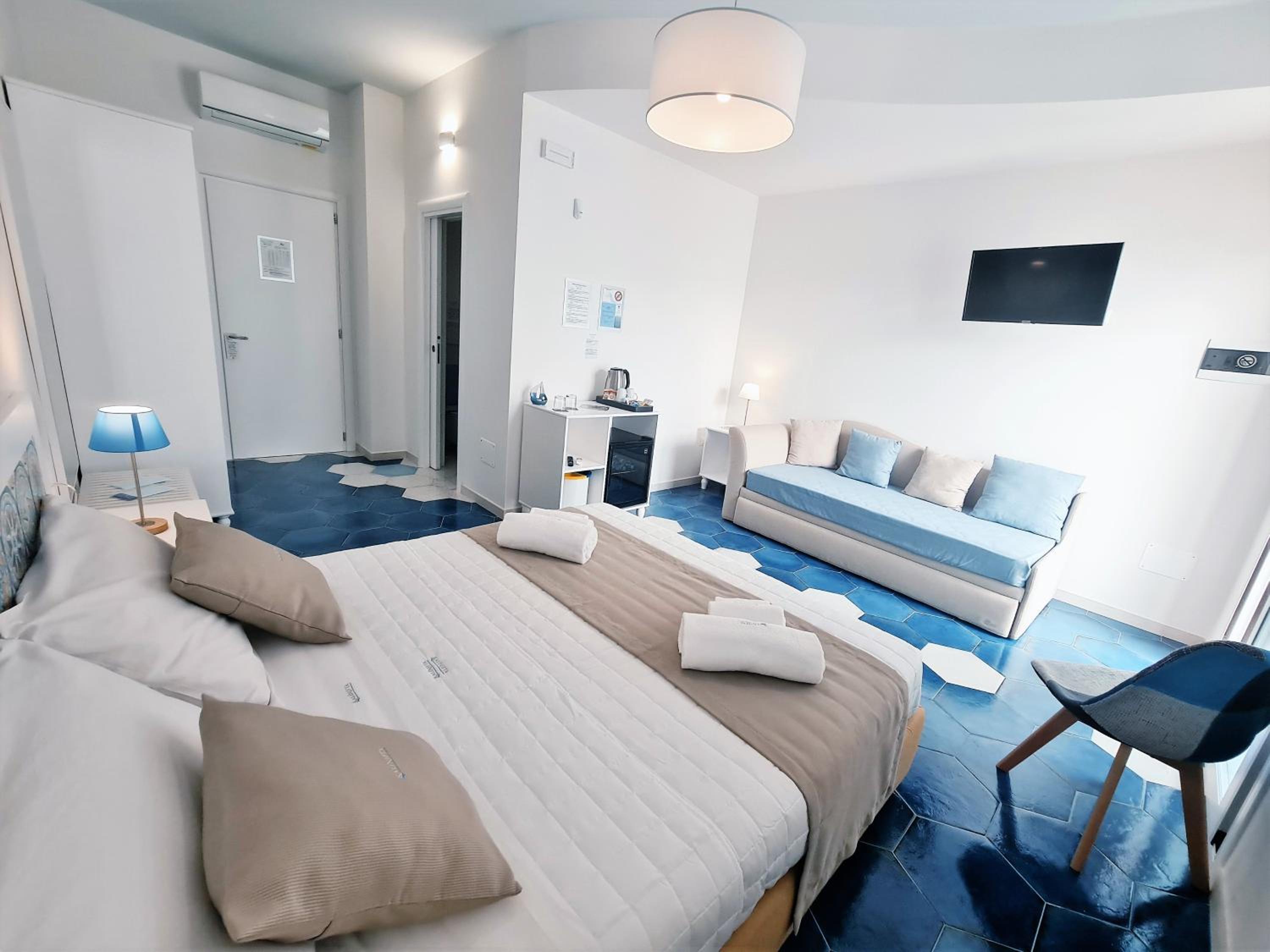 Quadruple Room with Private Bathroom photo 3