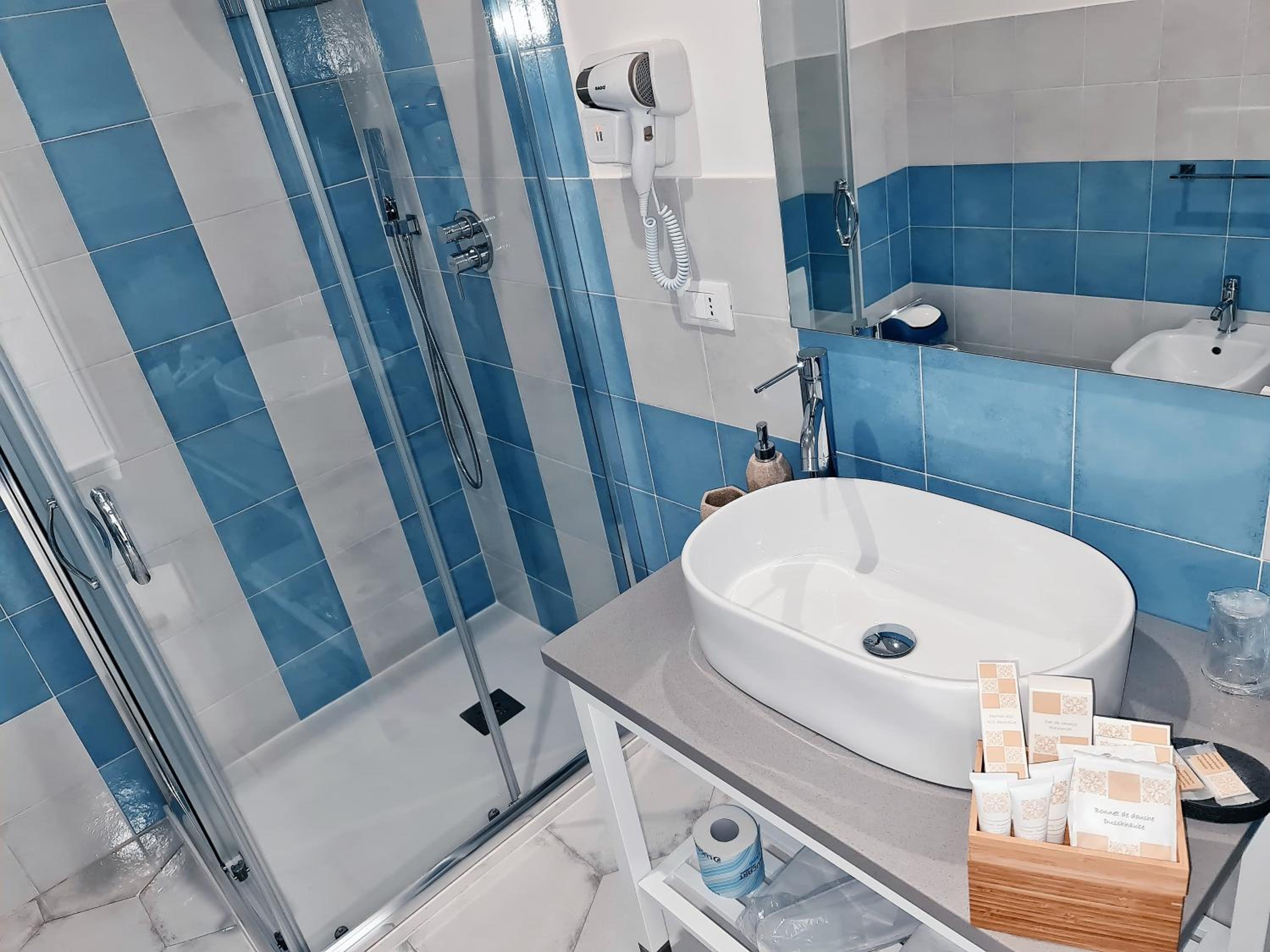 Quadruple Room with Private Bathroom photo 2