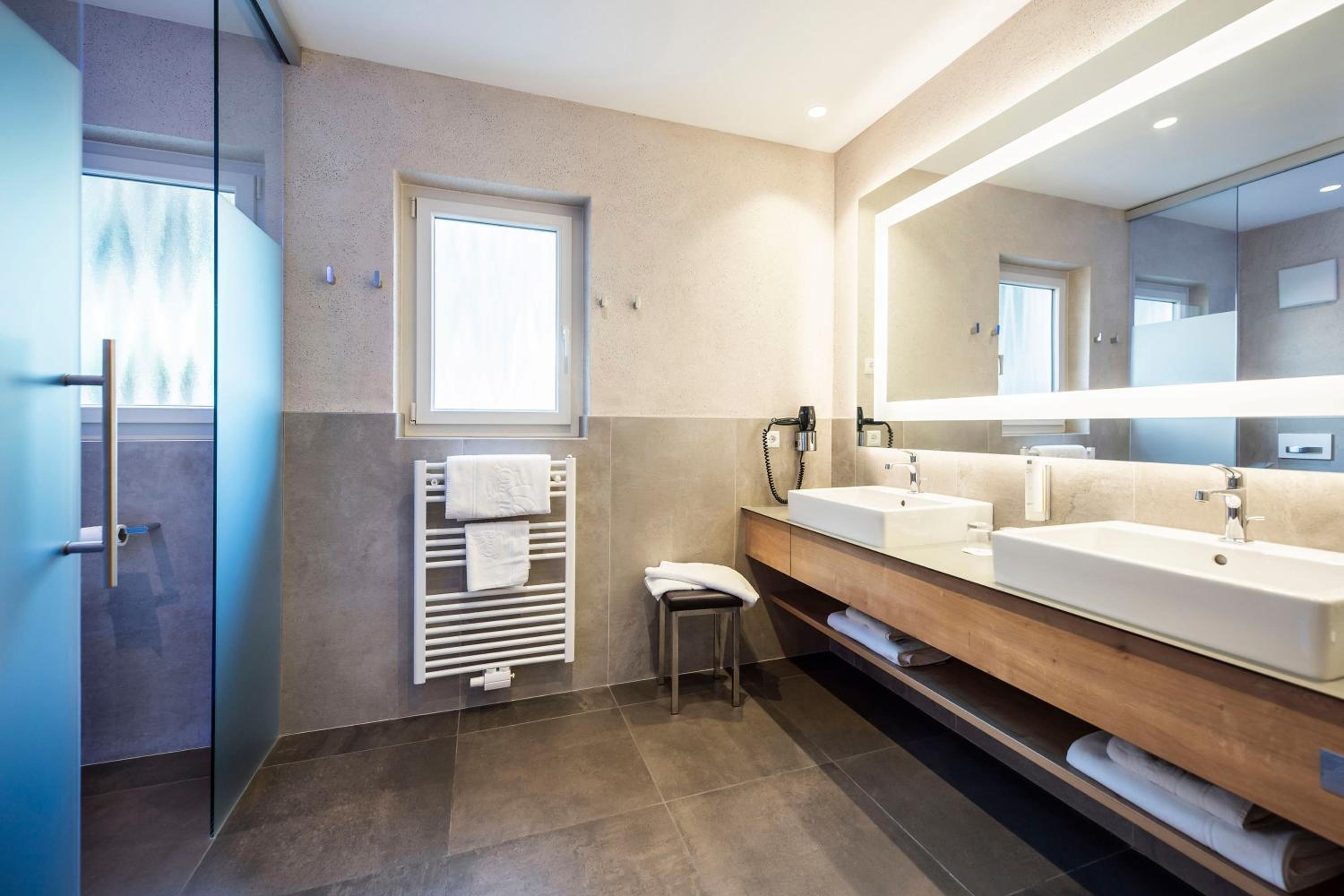 Quadruple Room with Balcony - Photo 6
