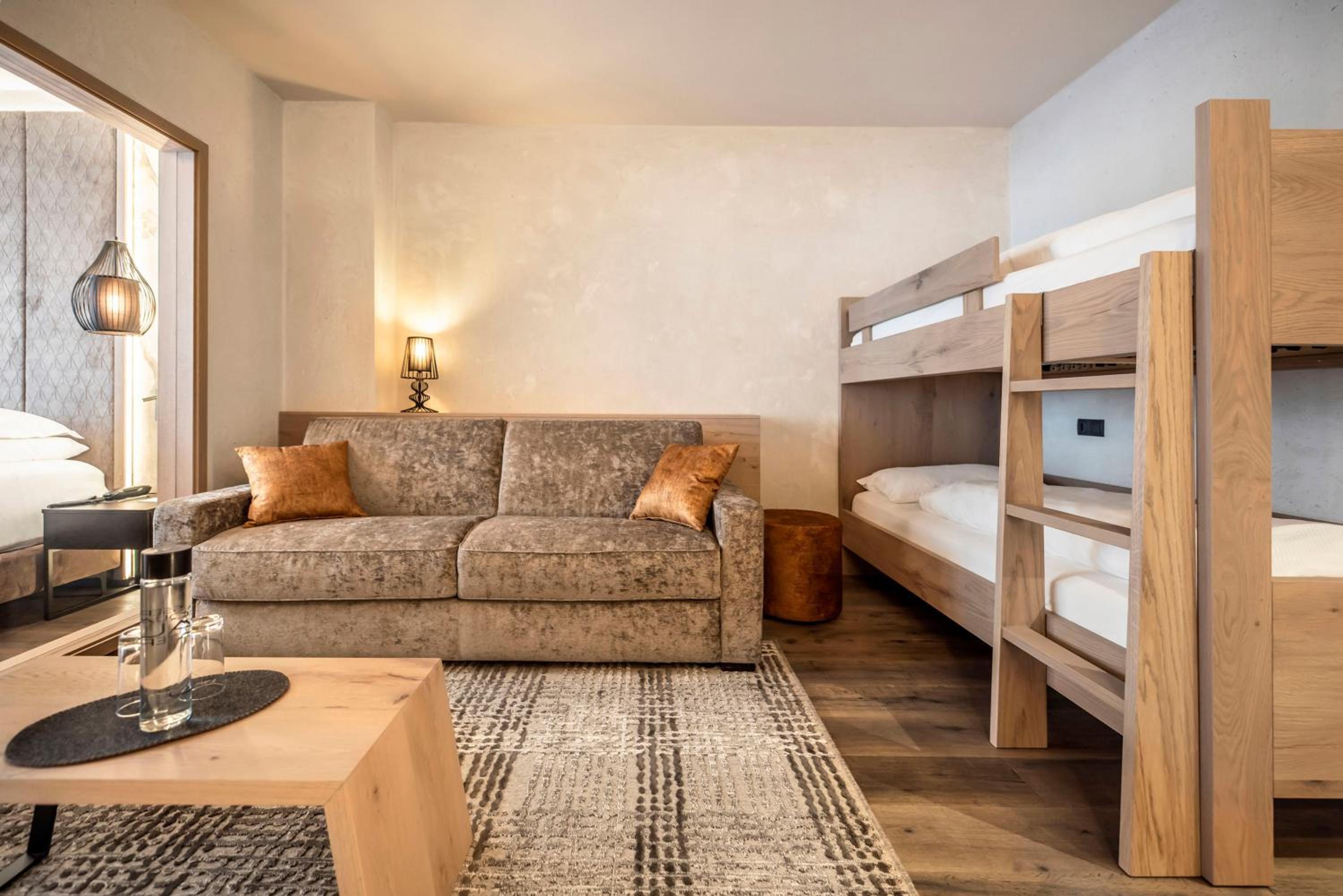 Quadruple Room with Balcony - Photo 4