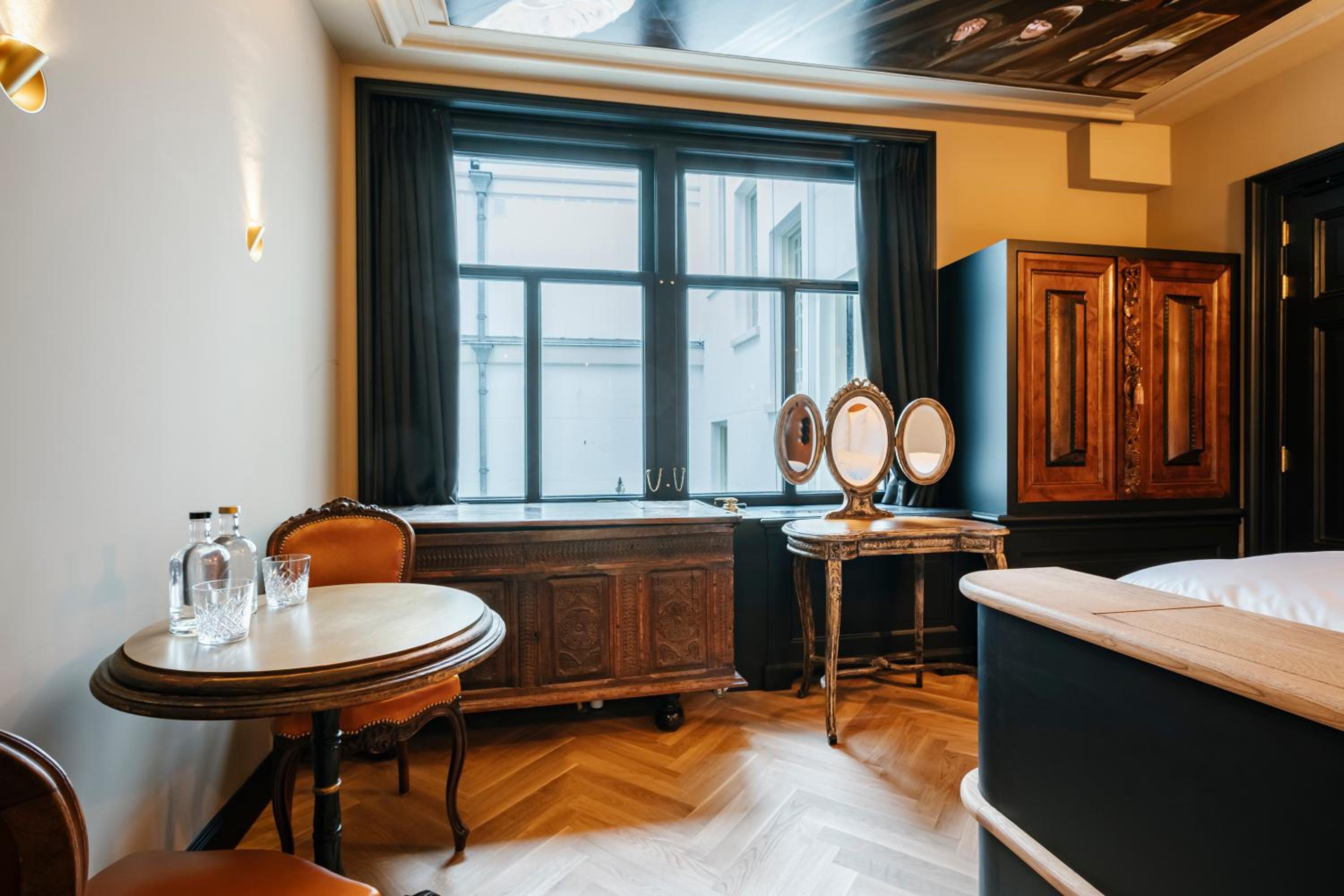 Deluxe Double Room (P.C. Hooft) thumbnail 5