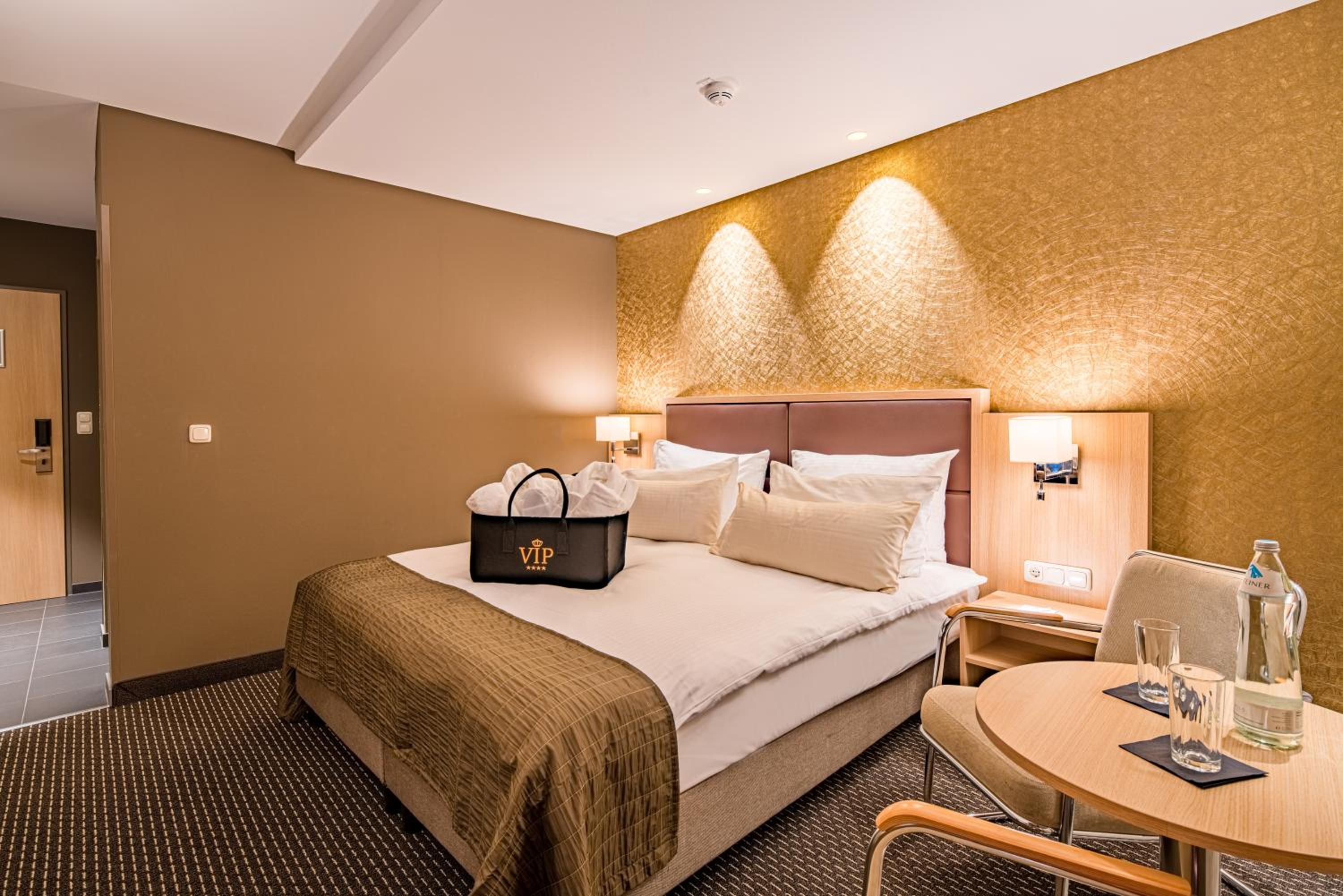 Comfort Double Room with King Bed - Photo 2