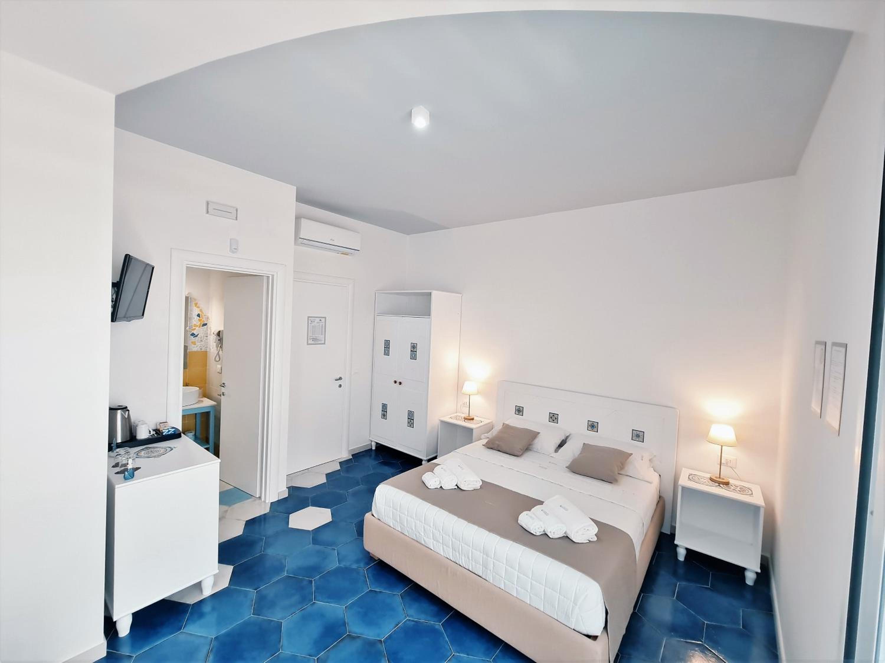 Triple Room with Private Bathroom - Photo 7