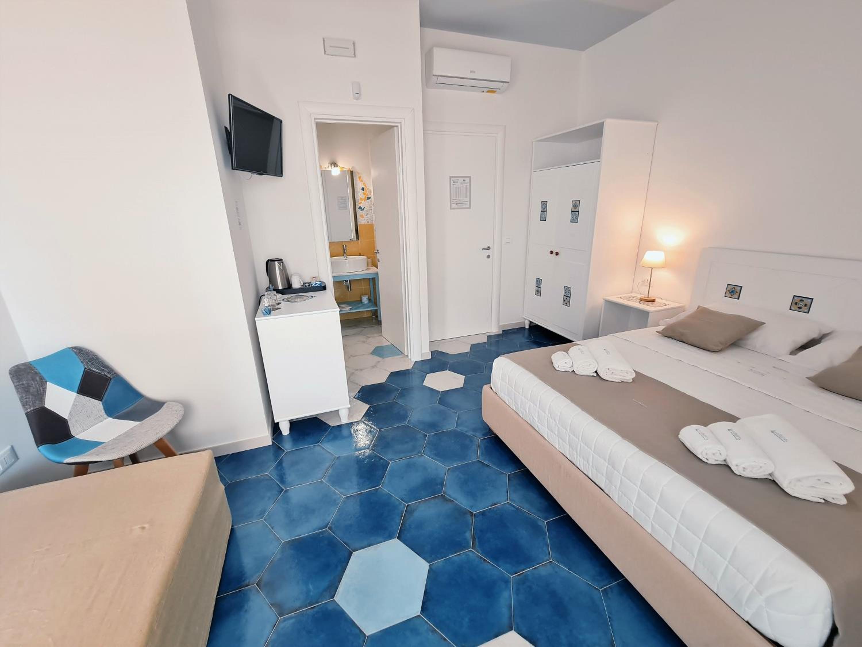 Triple Room with Private Bathroom - Photo 8