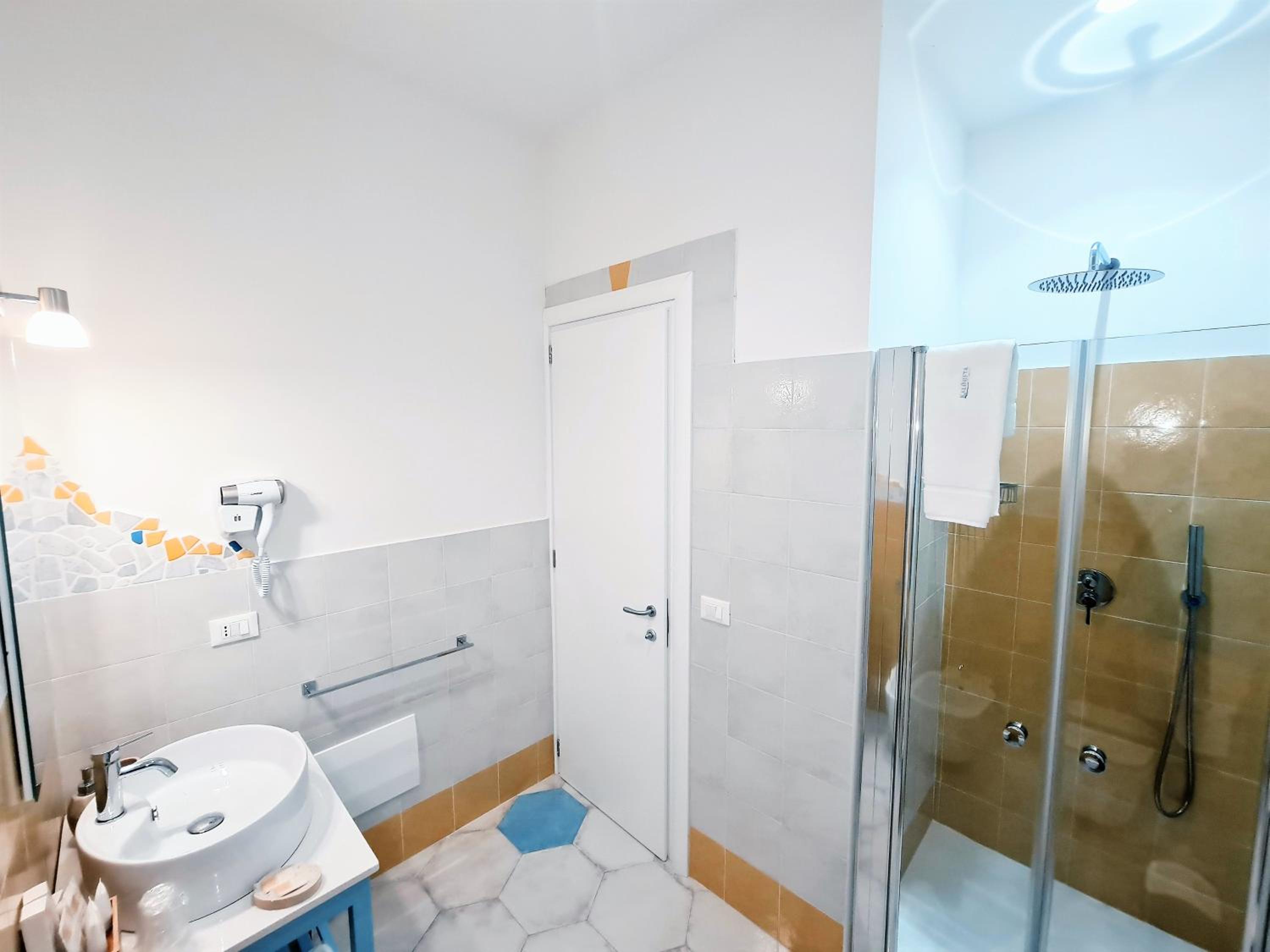 Triple Room with Private Bathroom - Photo 5