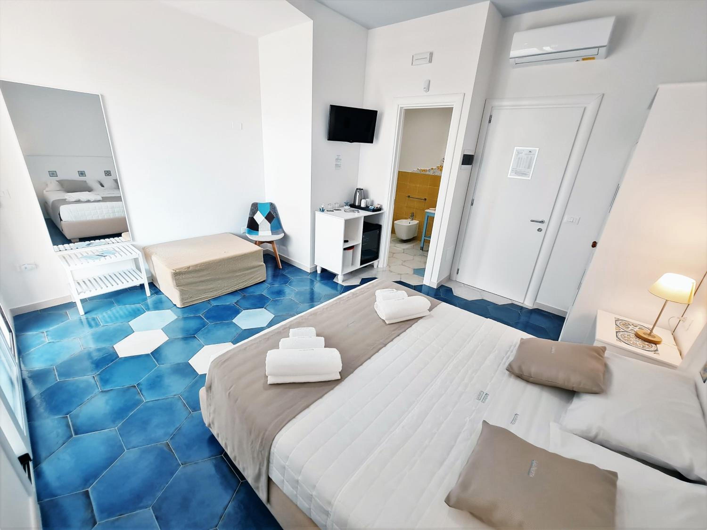 Triple Room with Private Bathroom - Photo 9