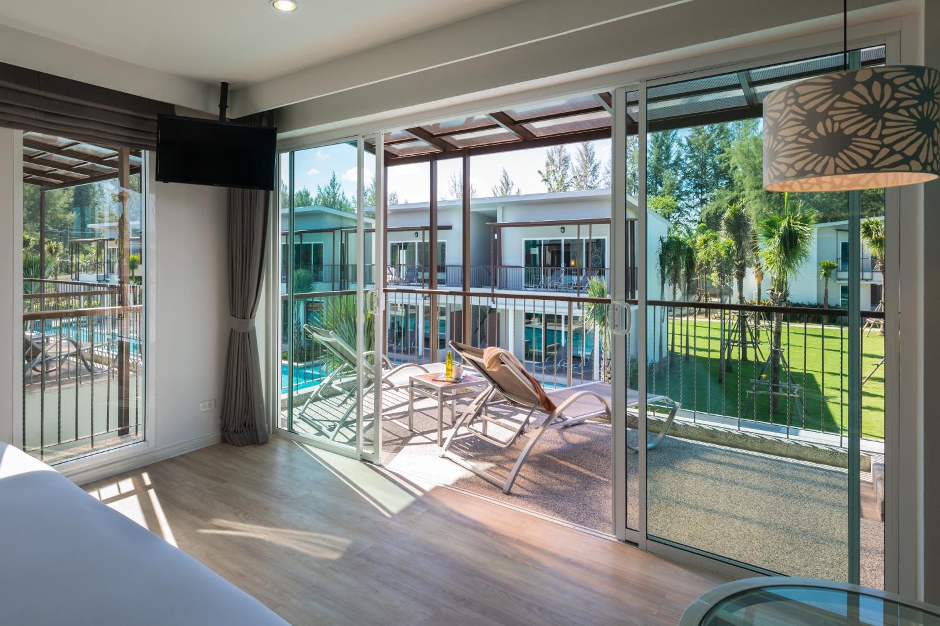 Upper Pool Access Room  - Photo 8