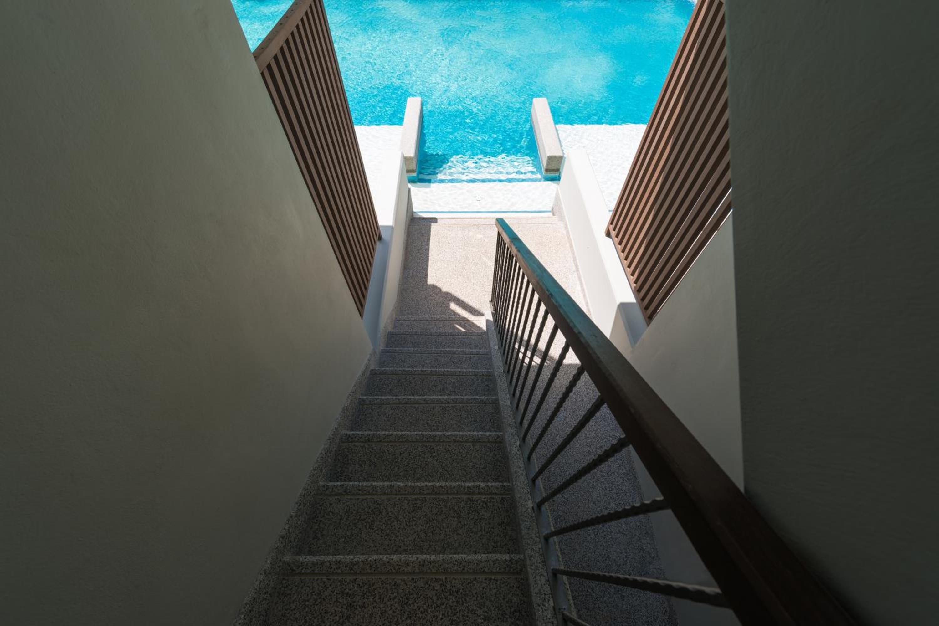 Upper Pool Access Room  - Photo 9