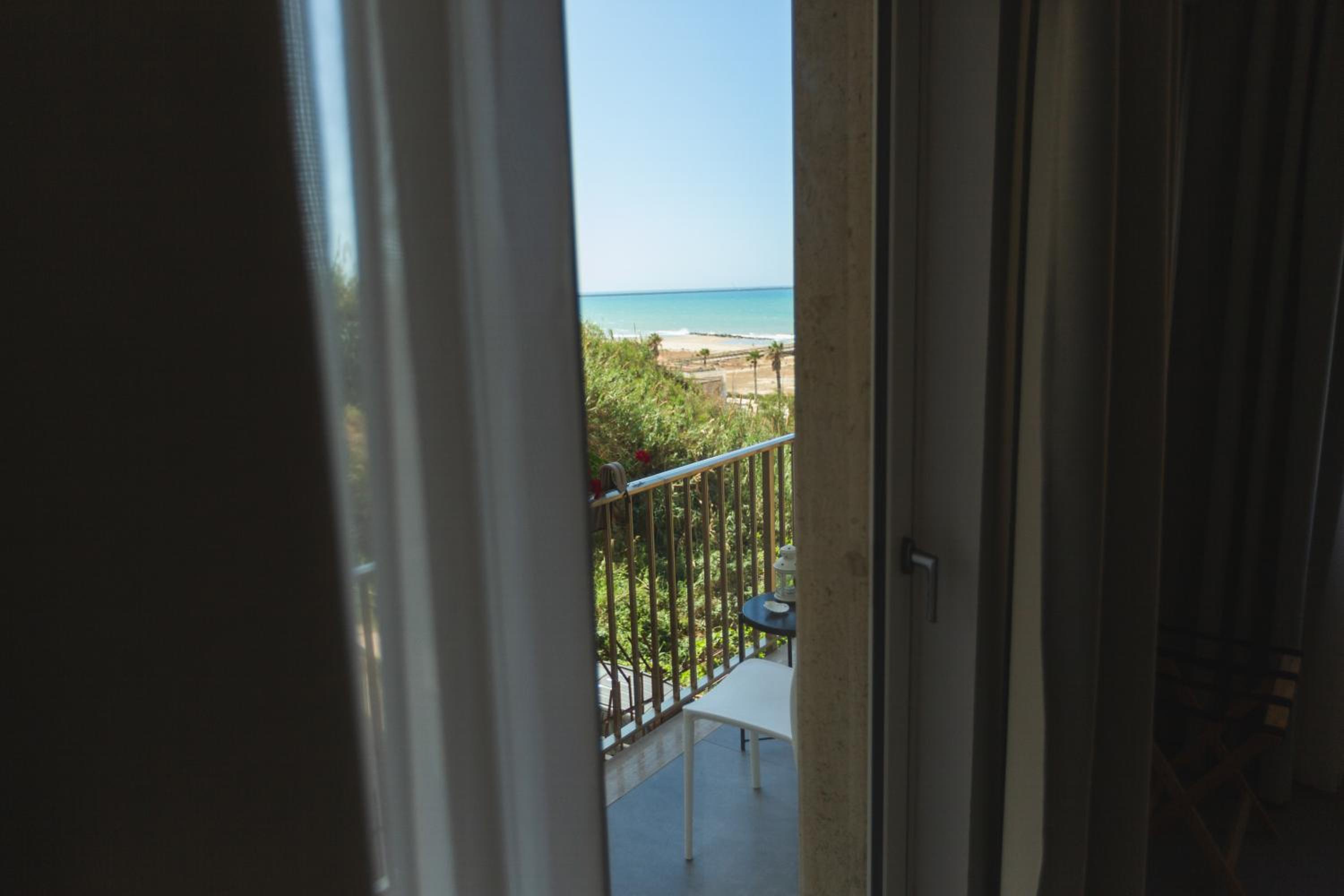 Deluxe Double Room with Sea View - Photo 3