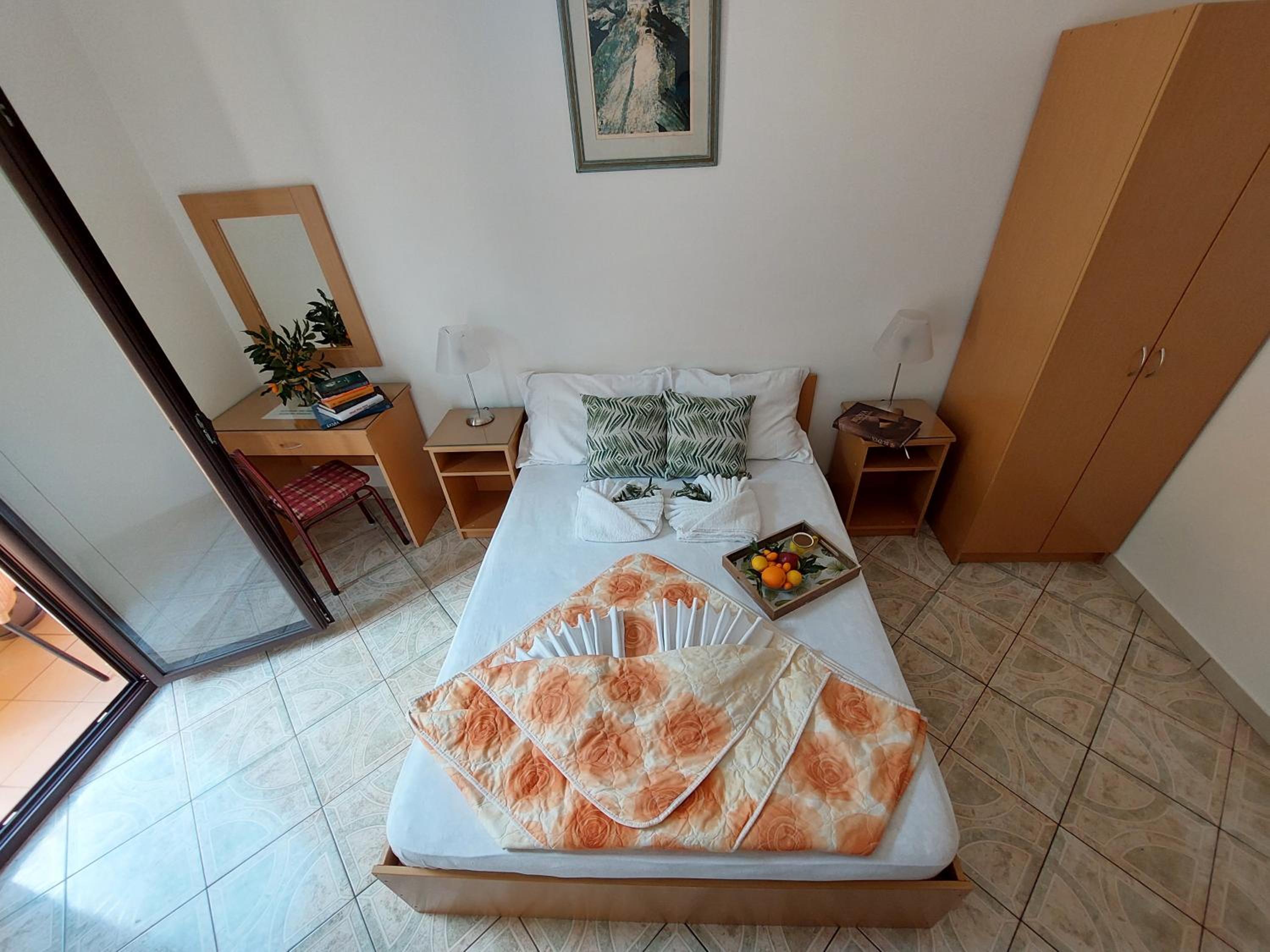 Two-Bedroom Apartment with Balcony and Sea View - Photo 3