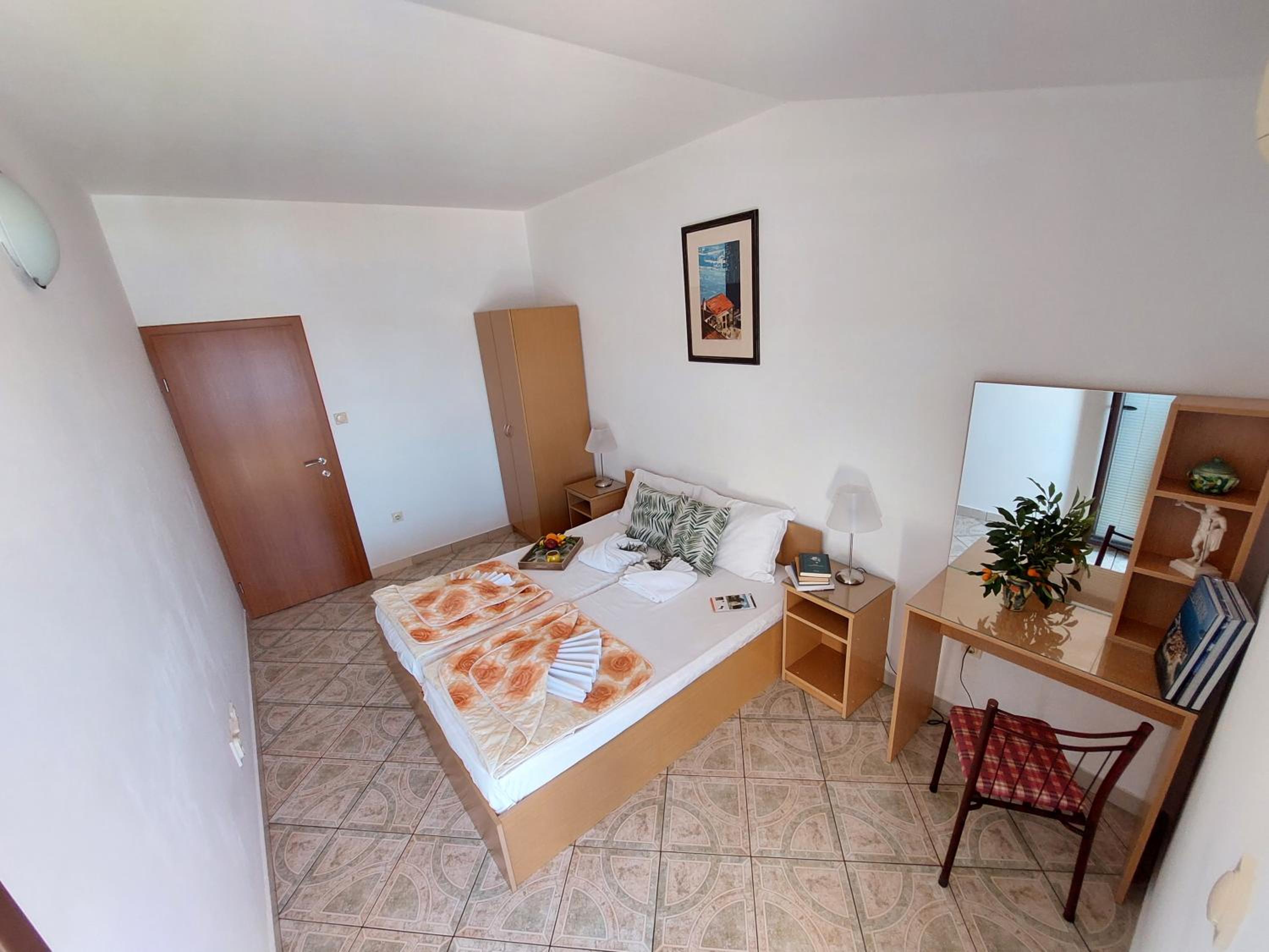 Two-Bedroom Apartment with Balcony and Sea View - Photo 1