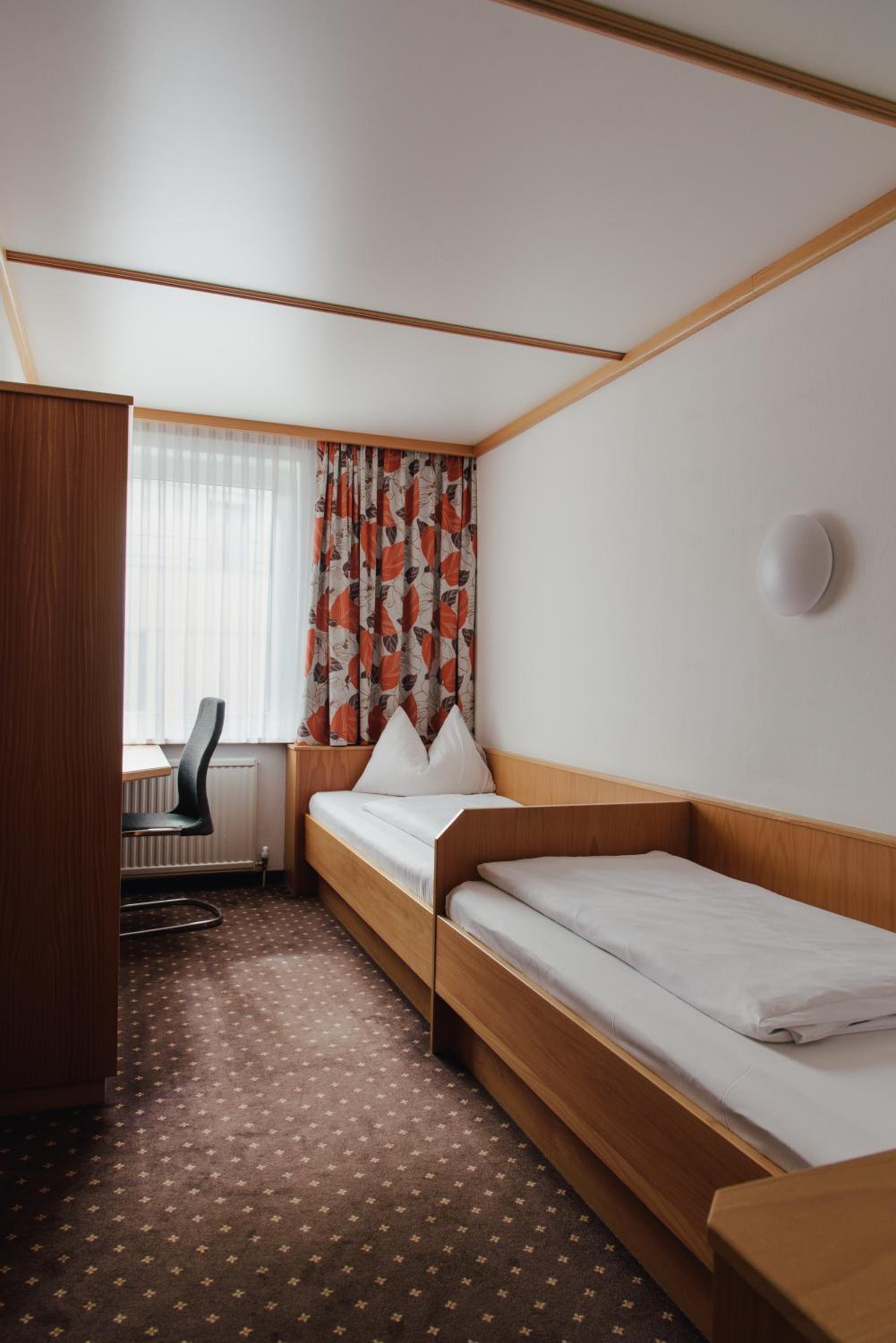 Small Twin Room - Photo 1