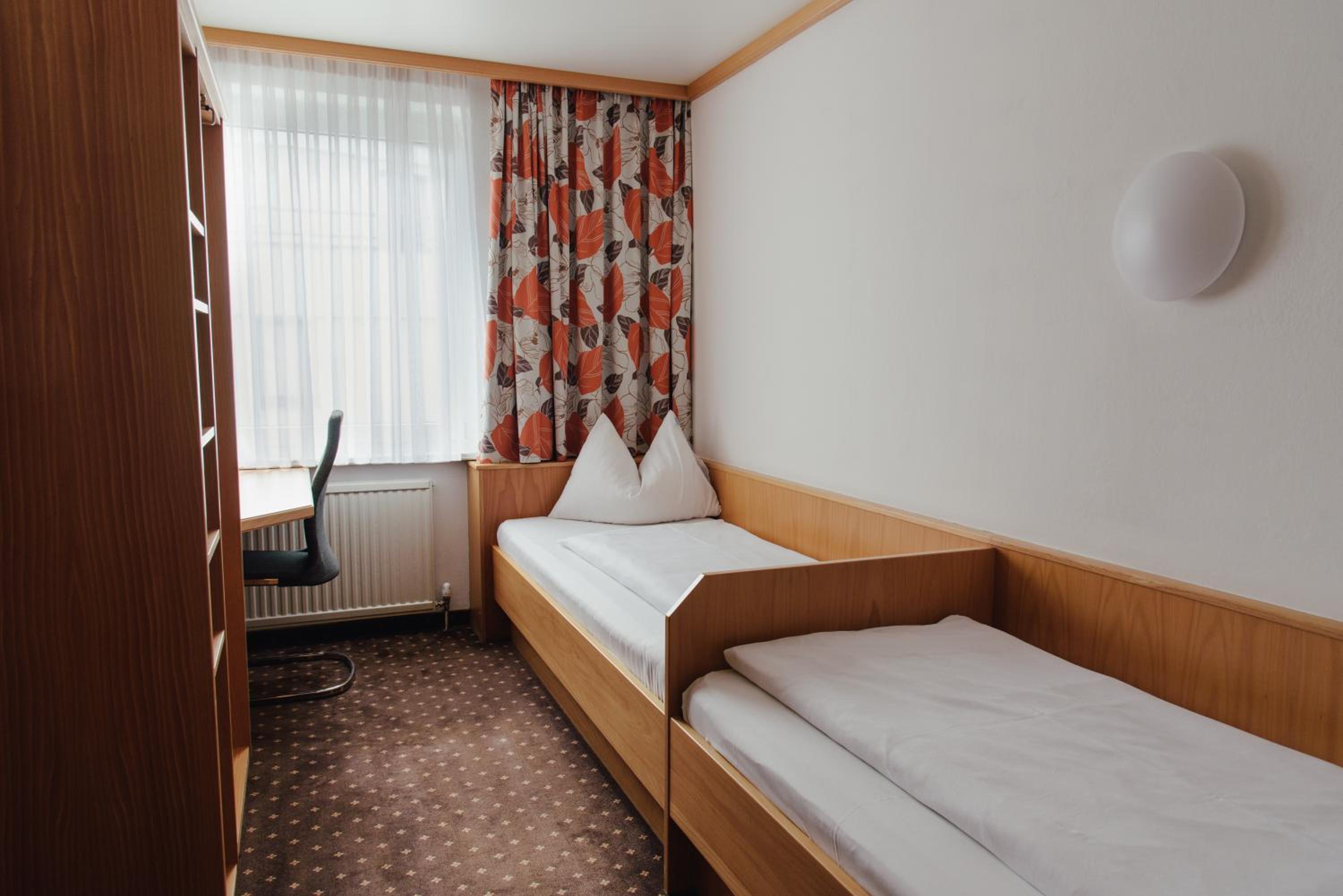 Small Twin Room - Photo 4