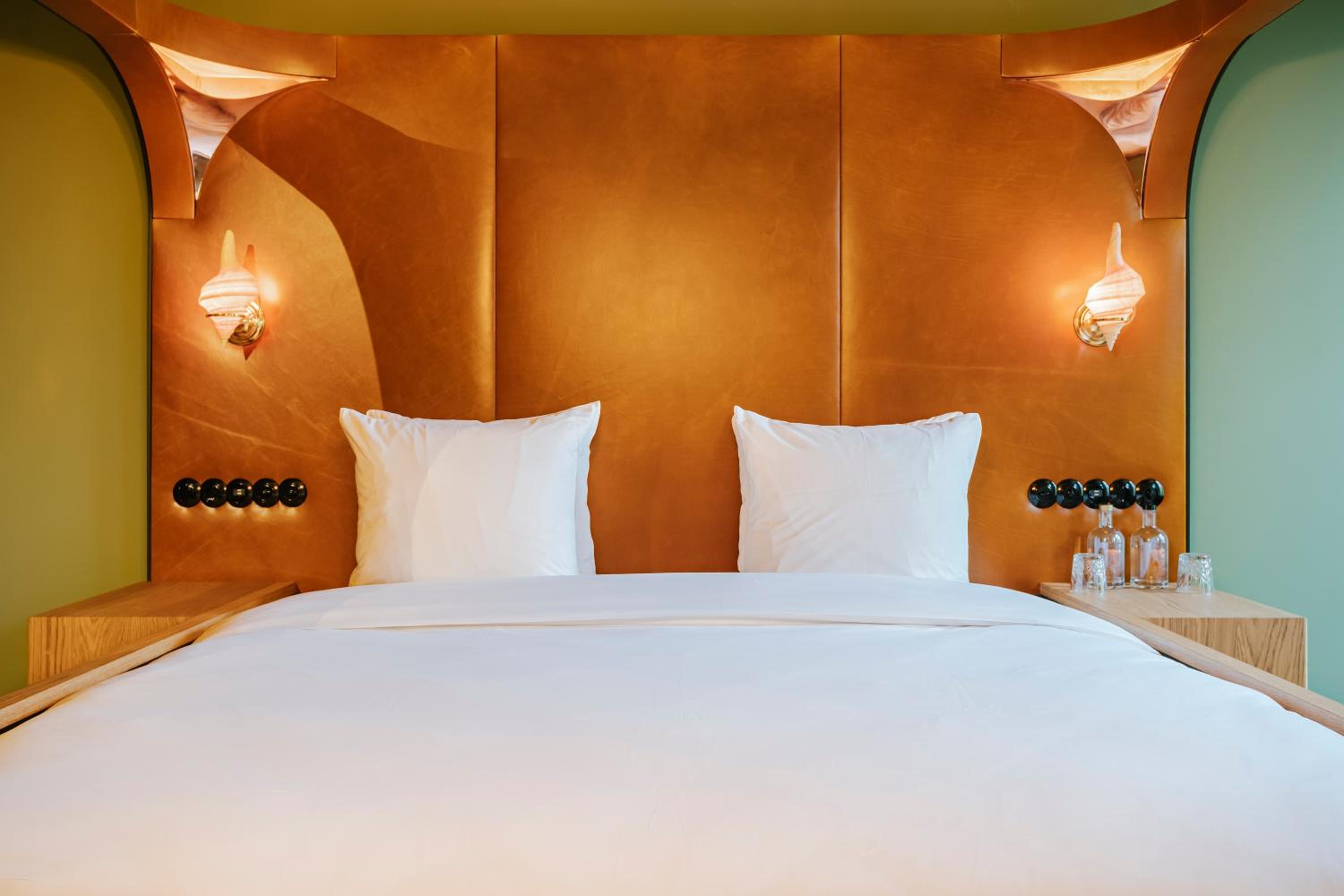 Signature Double Room with Canal View (Albertus Seba) thumbnail 5