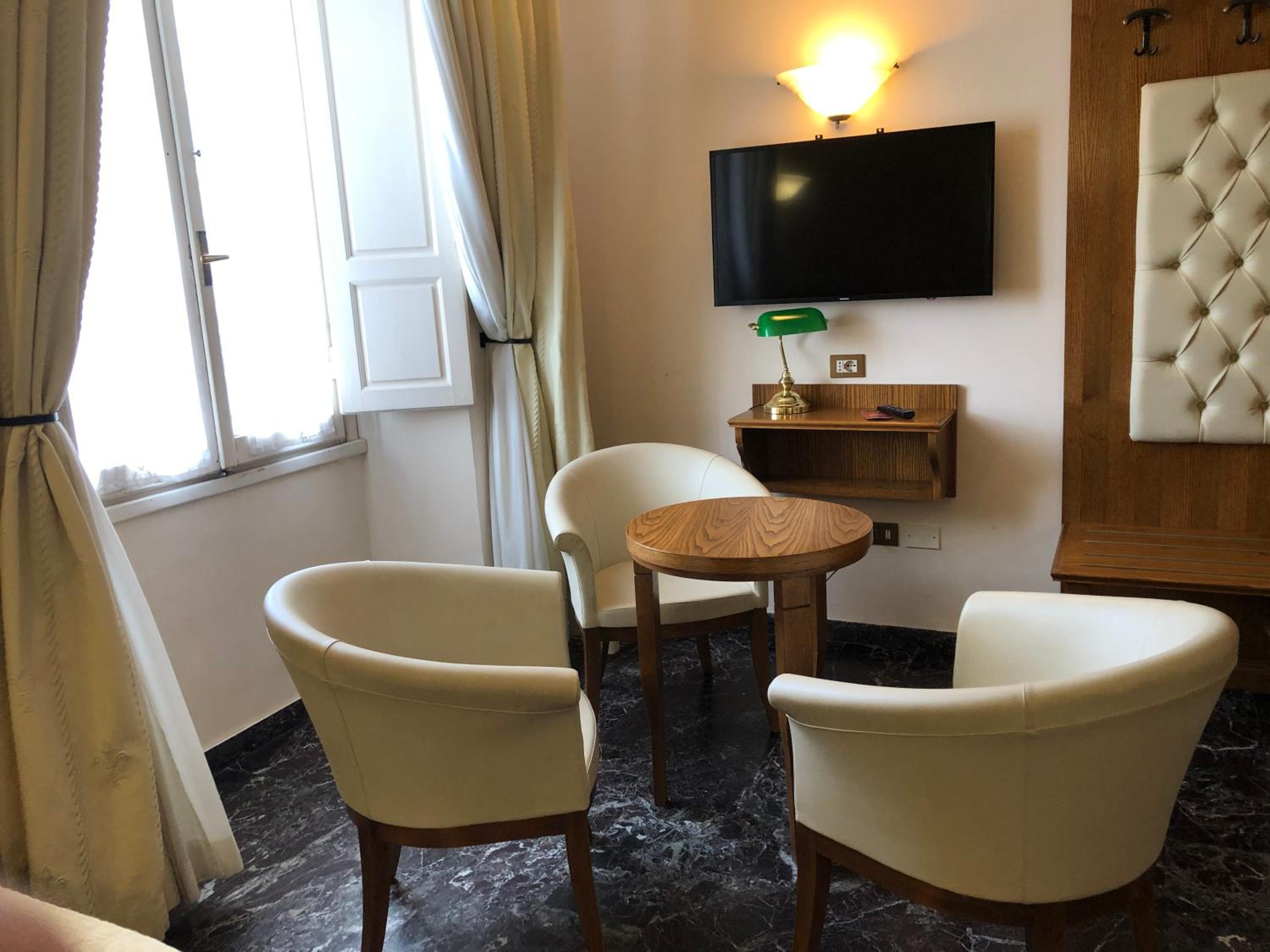 Superior Triple Room with City View photo 2
