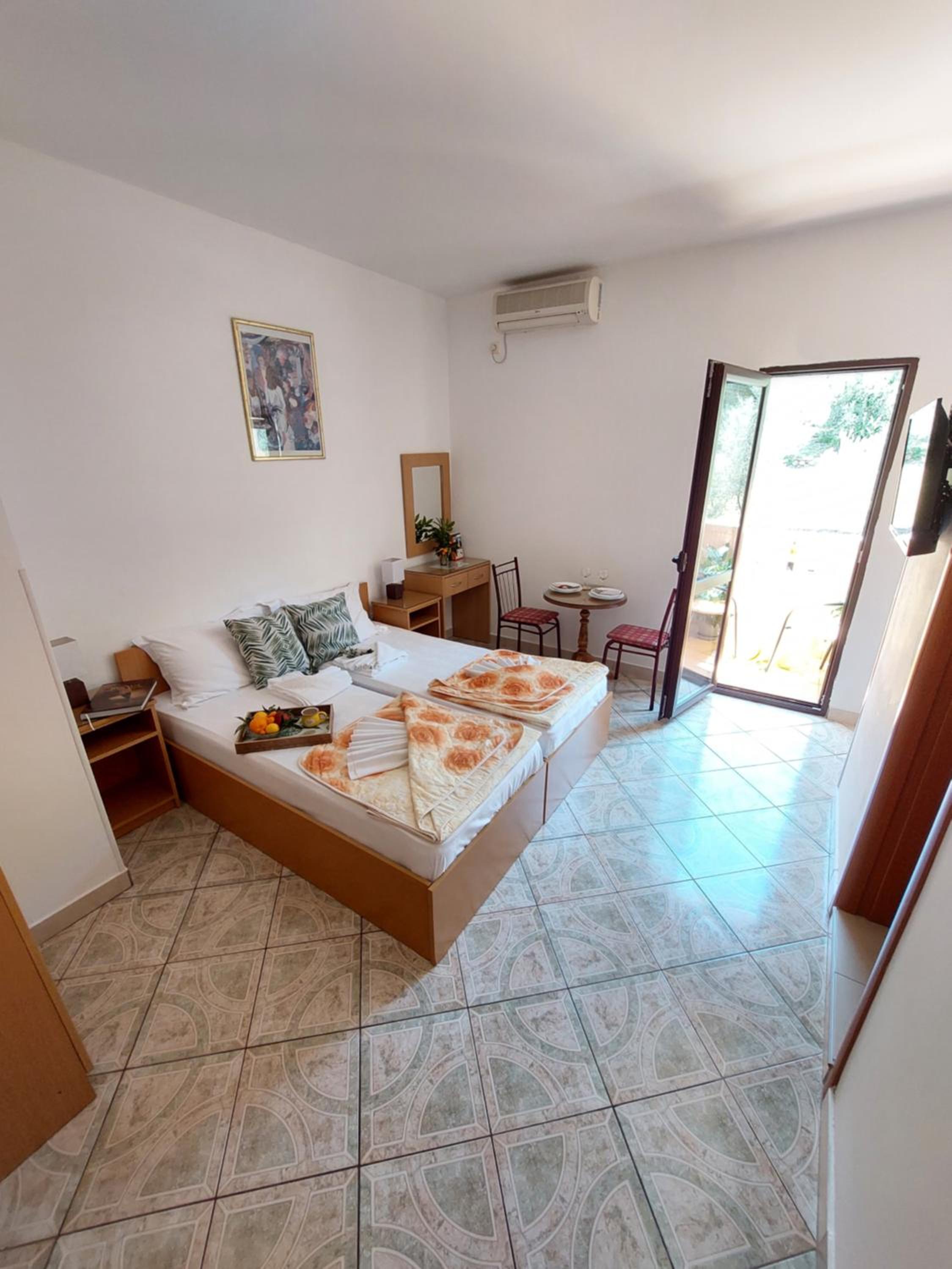 Double or Twin Studio with Balcony and Mountain View - Photo 7