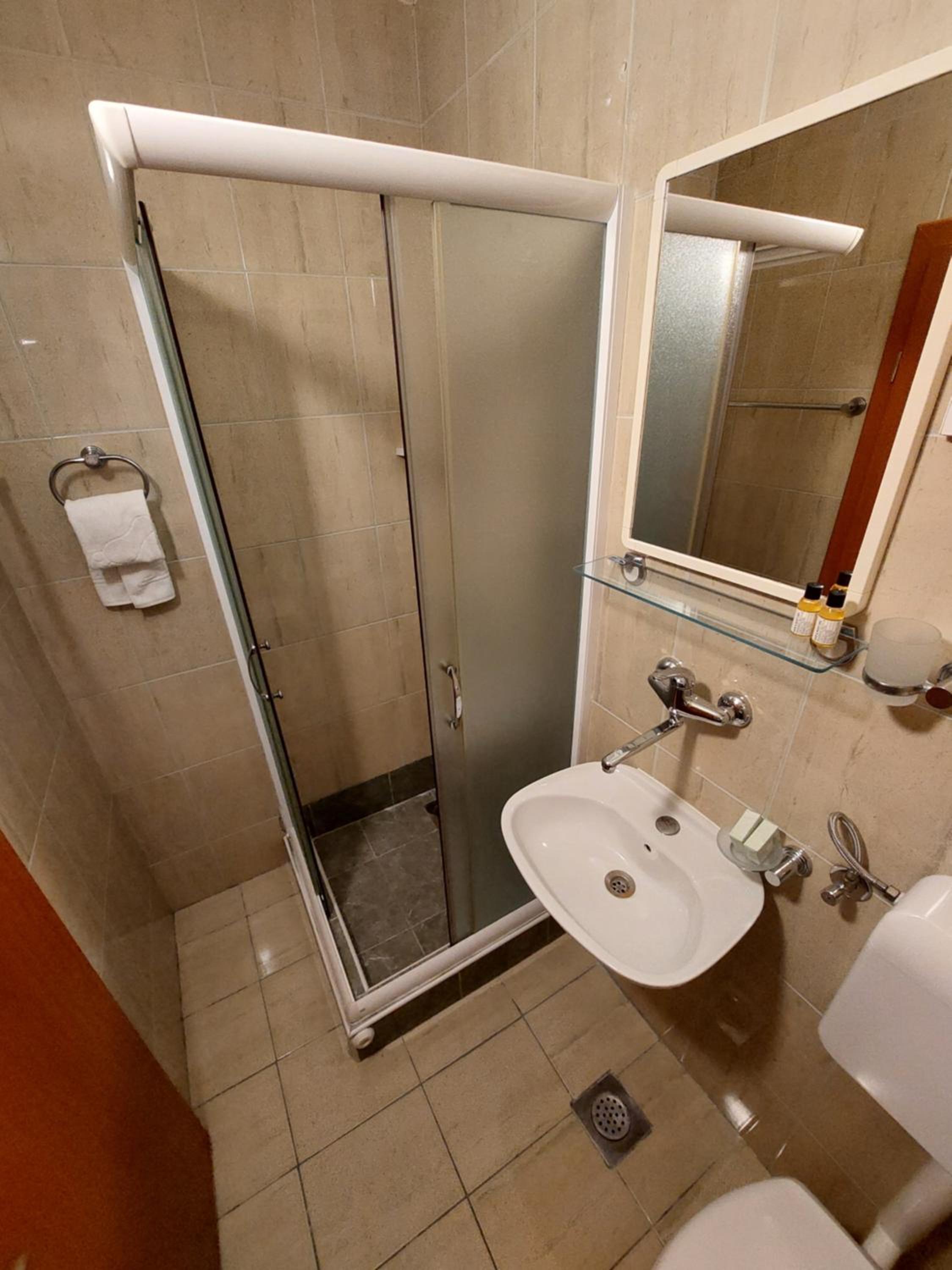 Double or Twin Studio with Balcony and Mountain View - Photo 11