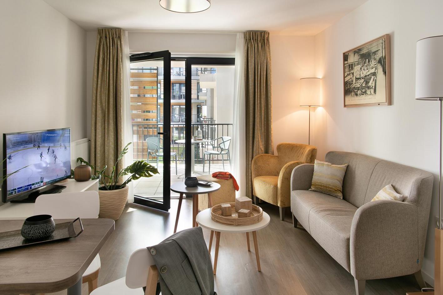Apartment with Balcony - Photo 2