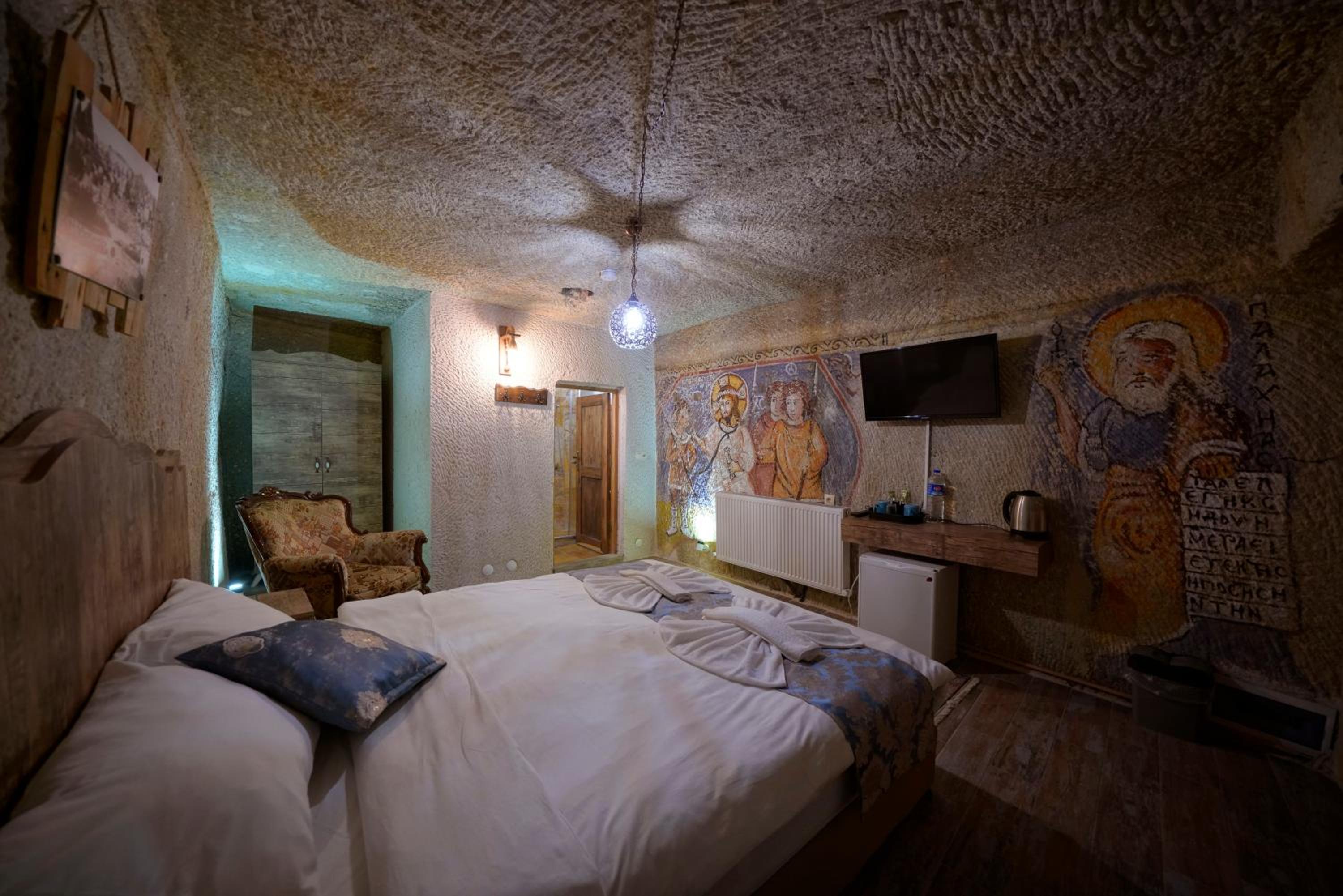 Deluxe Double Cave Room - Photo 2