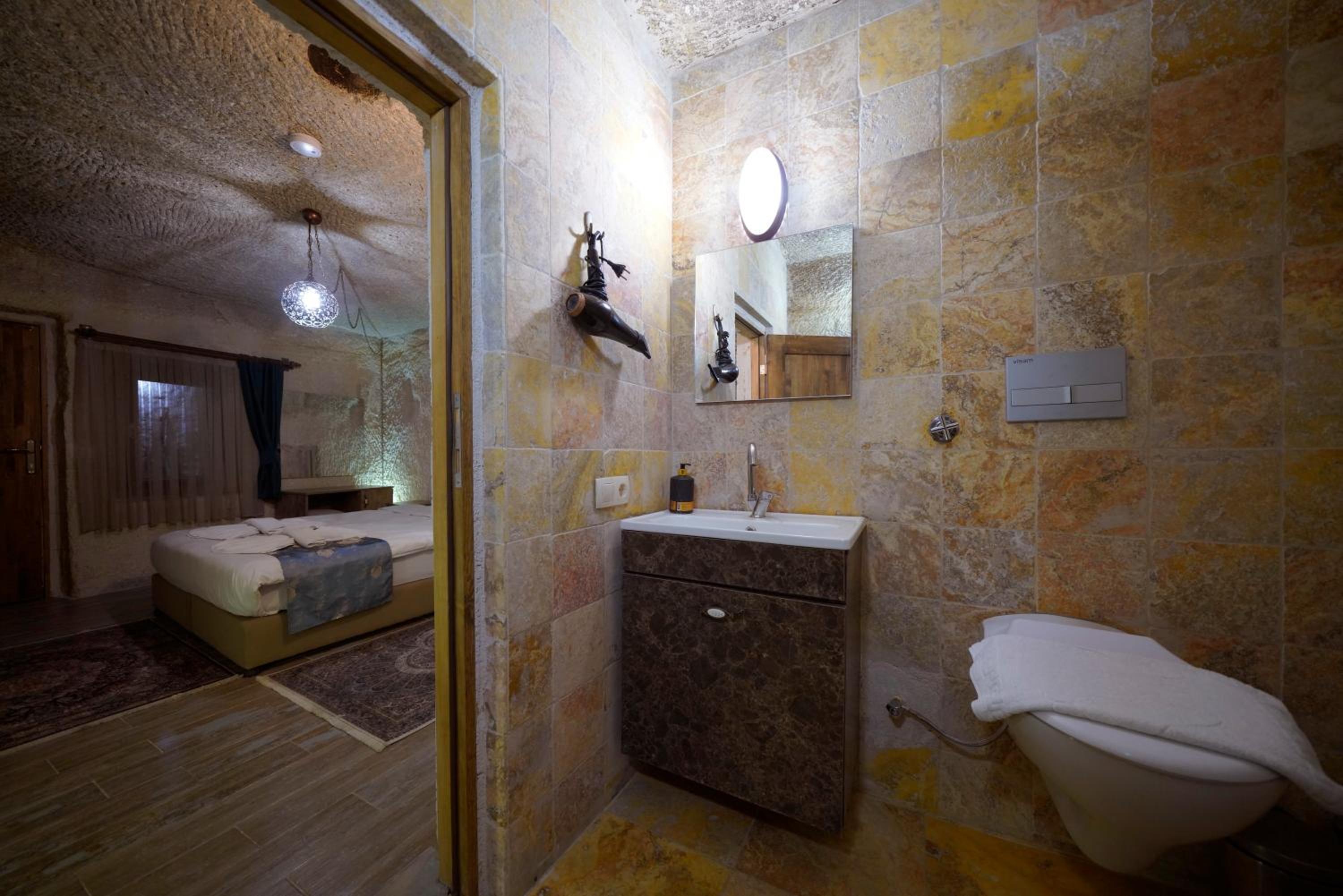Deluxe Double Cave Room - Photo 15