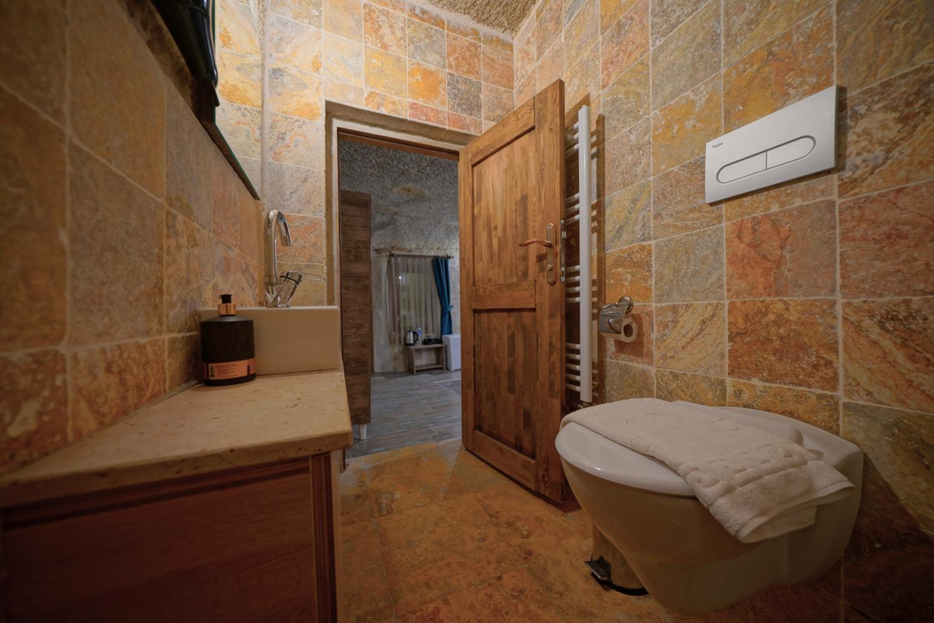Deluxe Double Cave Room - Photo 9