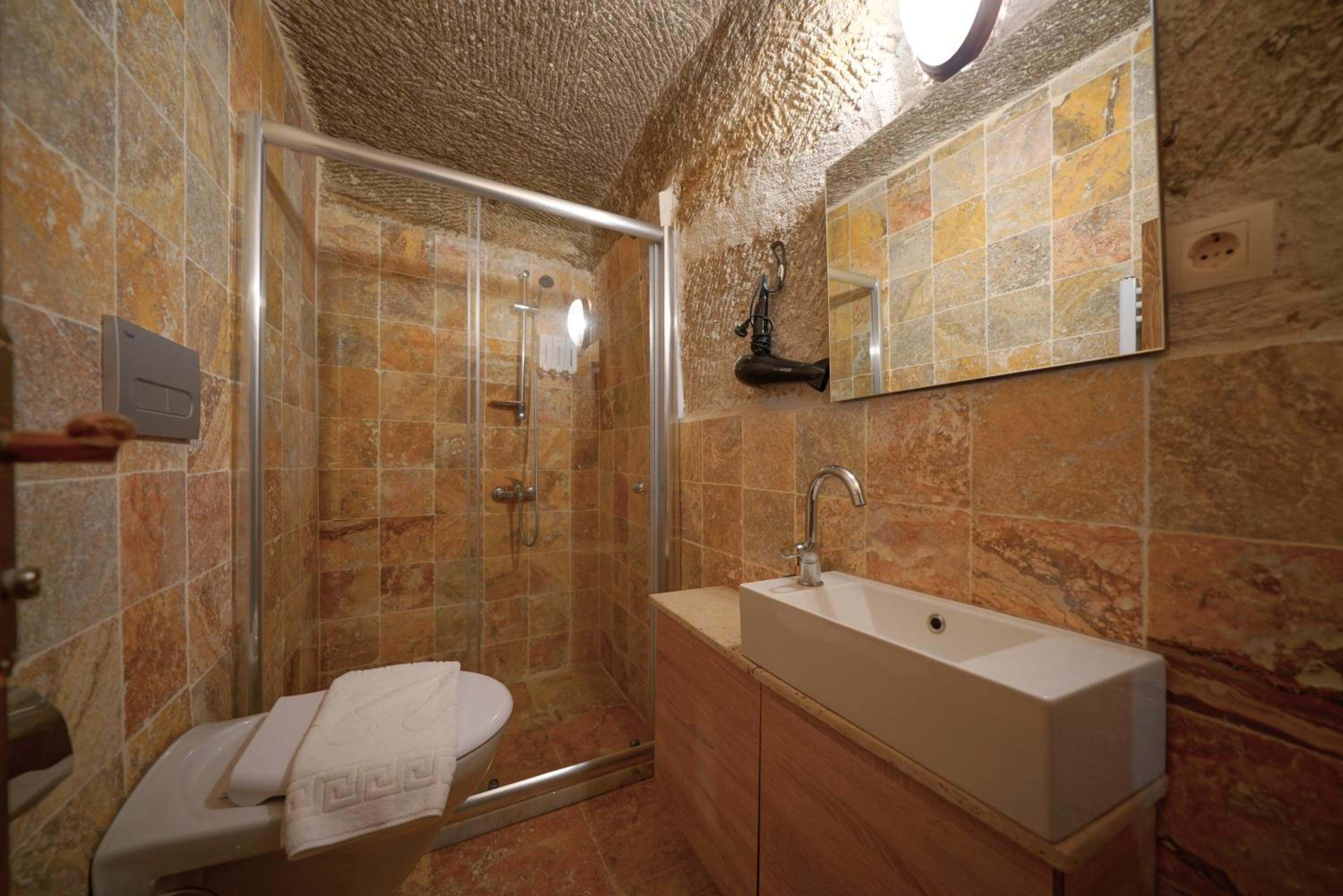 Deluxe Double Cave Room - Photo 8