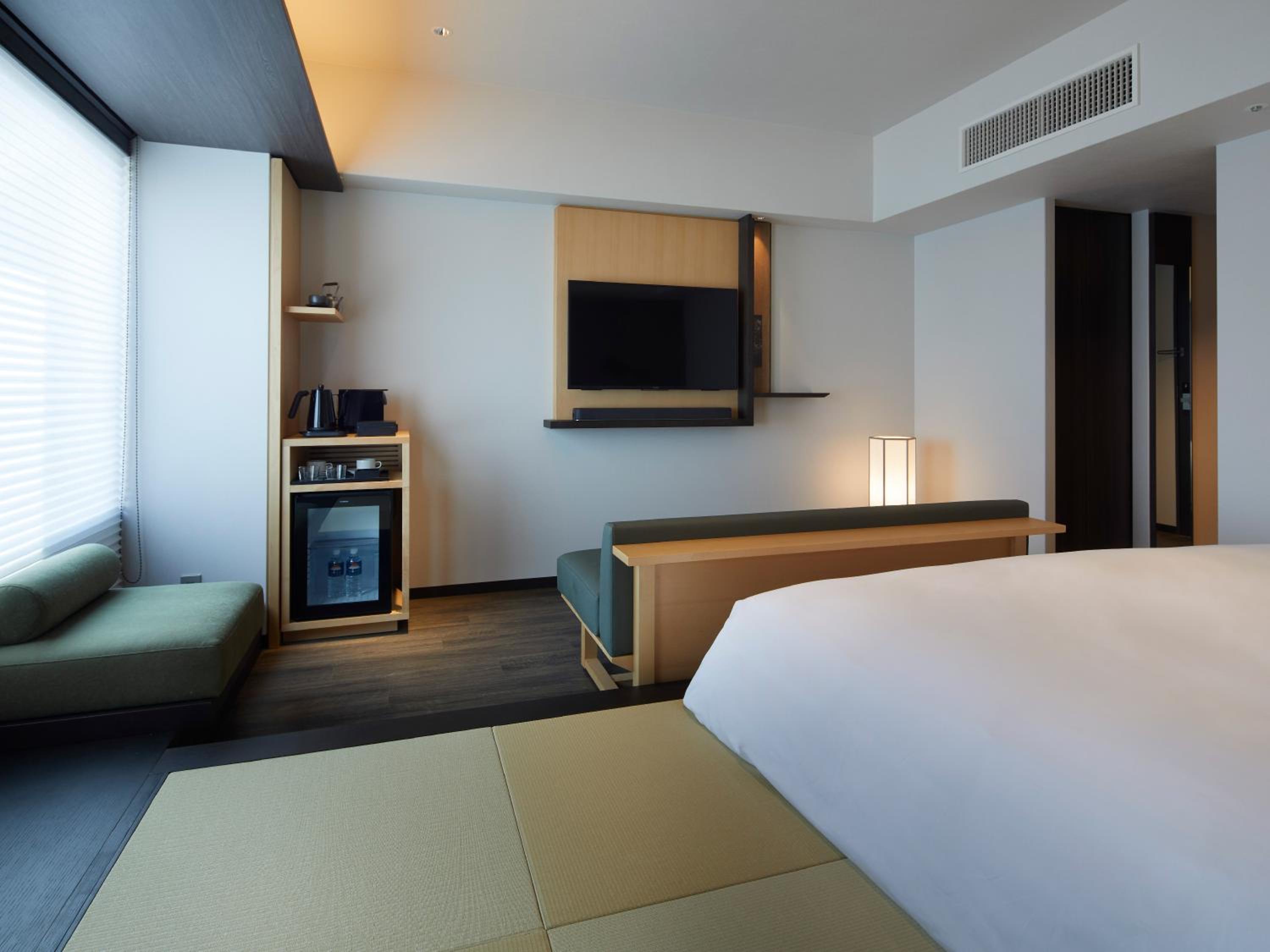 Corner King Room - Photo 5