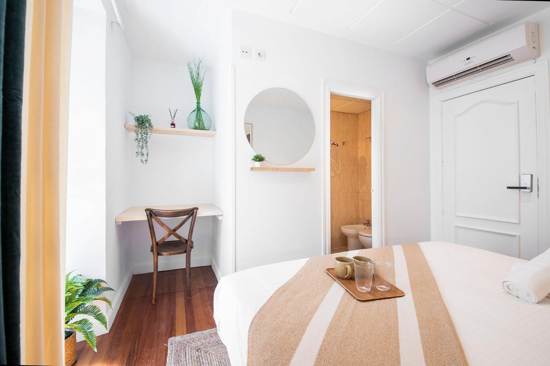 Standard Double Room - Photo 9