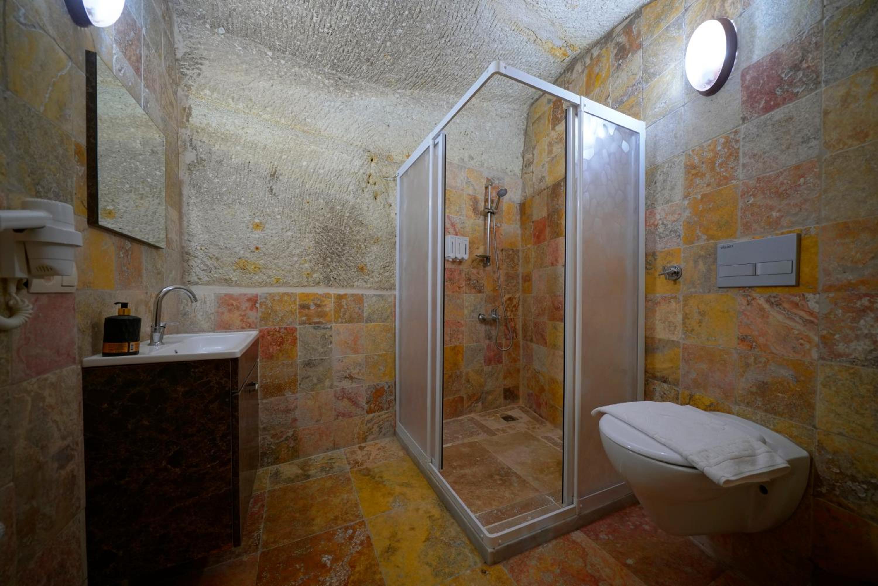 Deluxe Family Cave Room - Photo 4