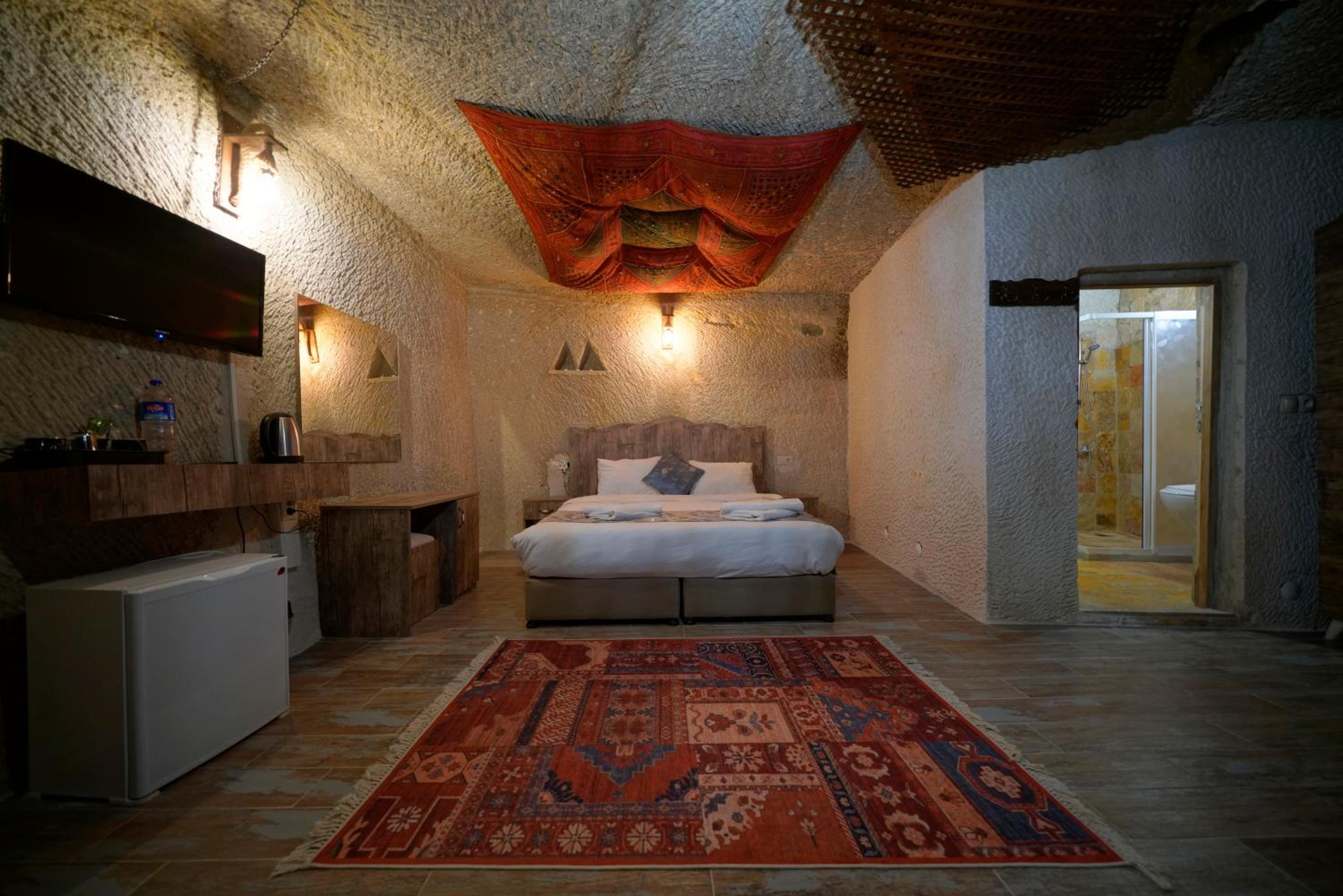 Deluxe Family Cave Room - Photo 8