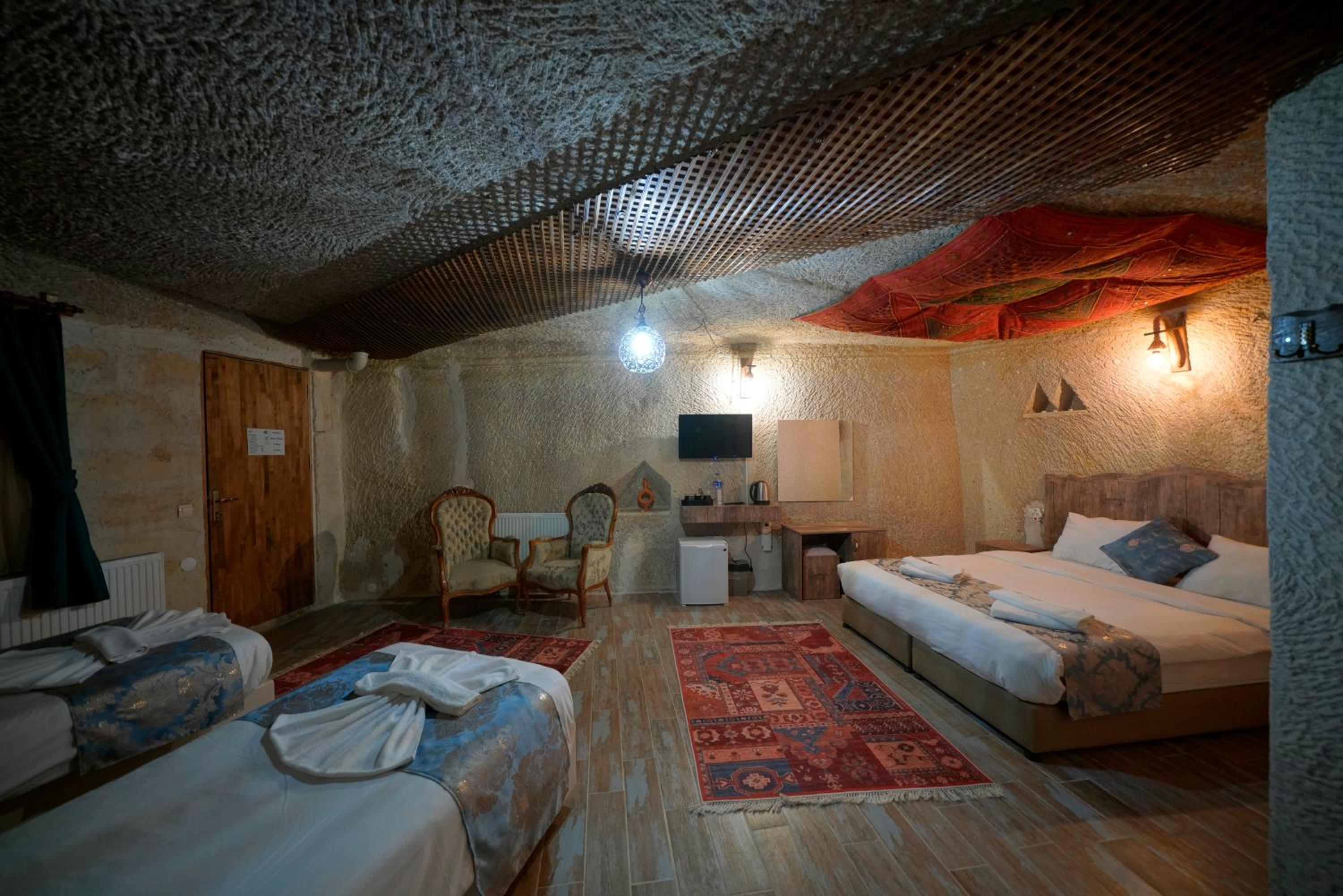 Deluxe Family Cave Room - Photo 6
