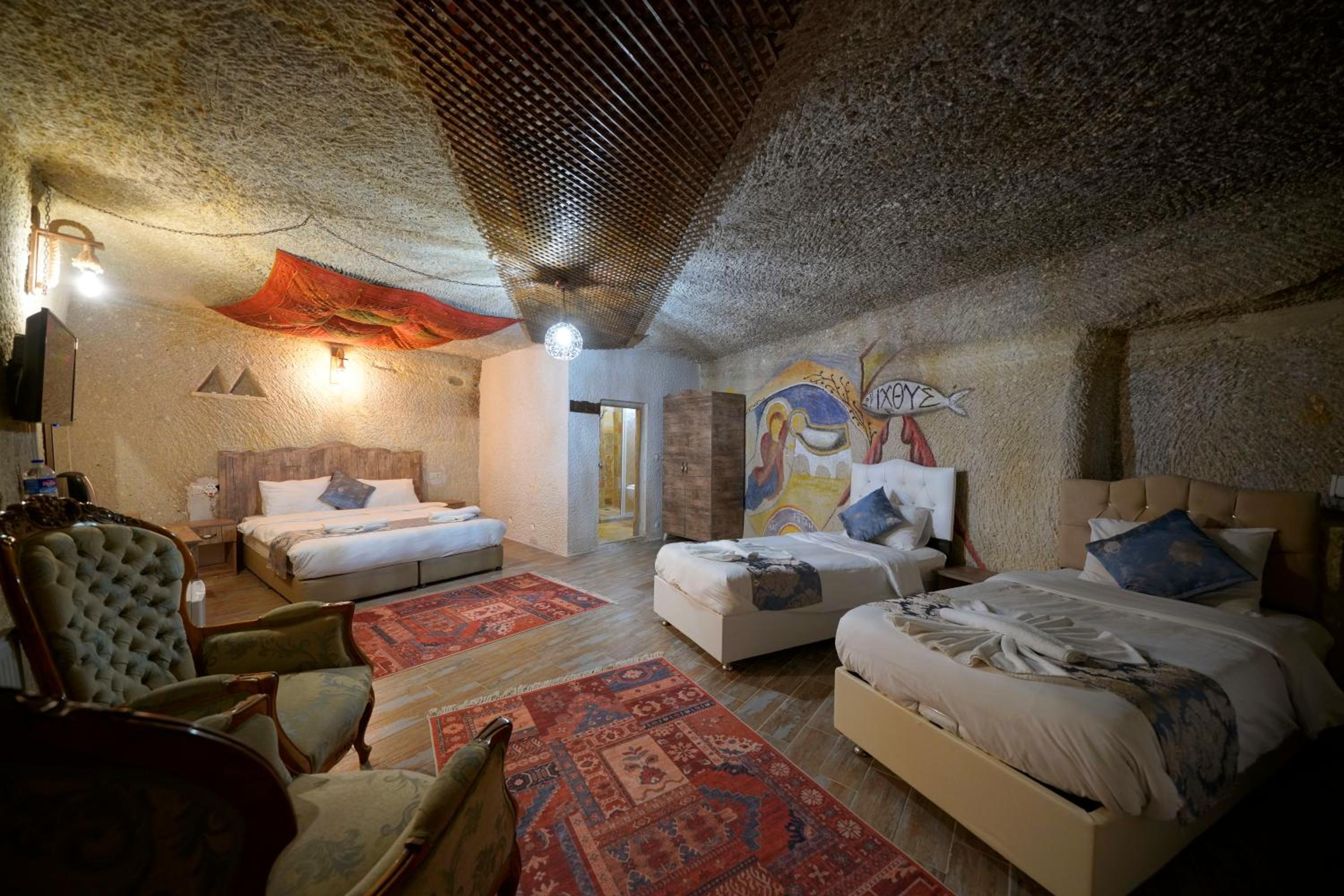 Deluxe Family Cave Room - Photo 9