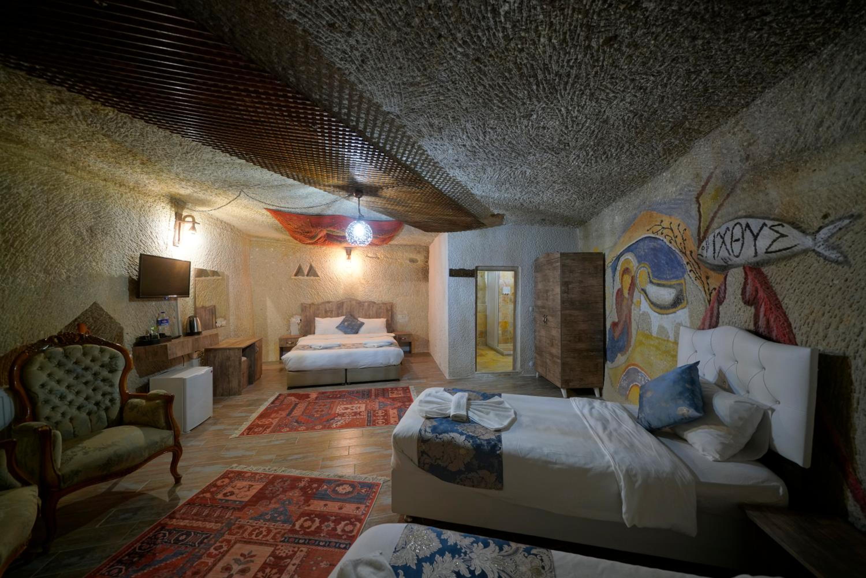 Deluxe Family Cave Room - Photo 7