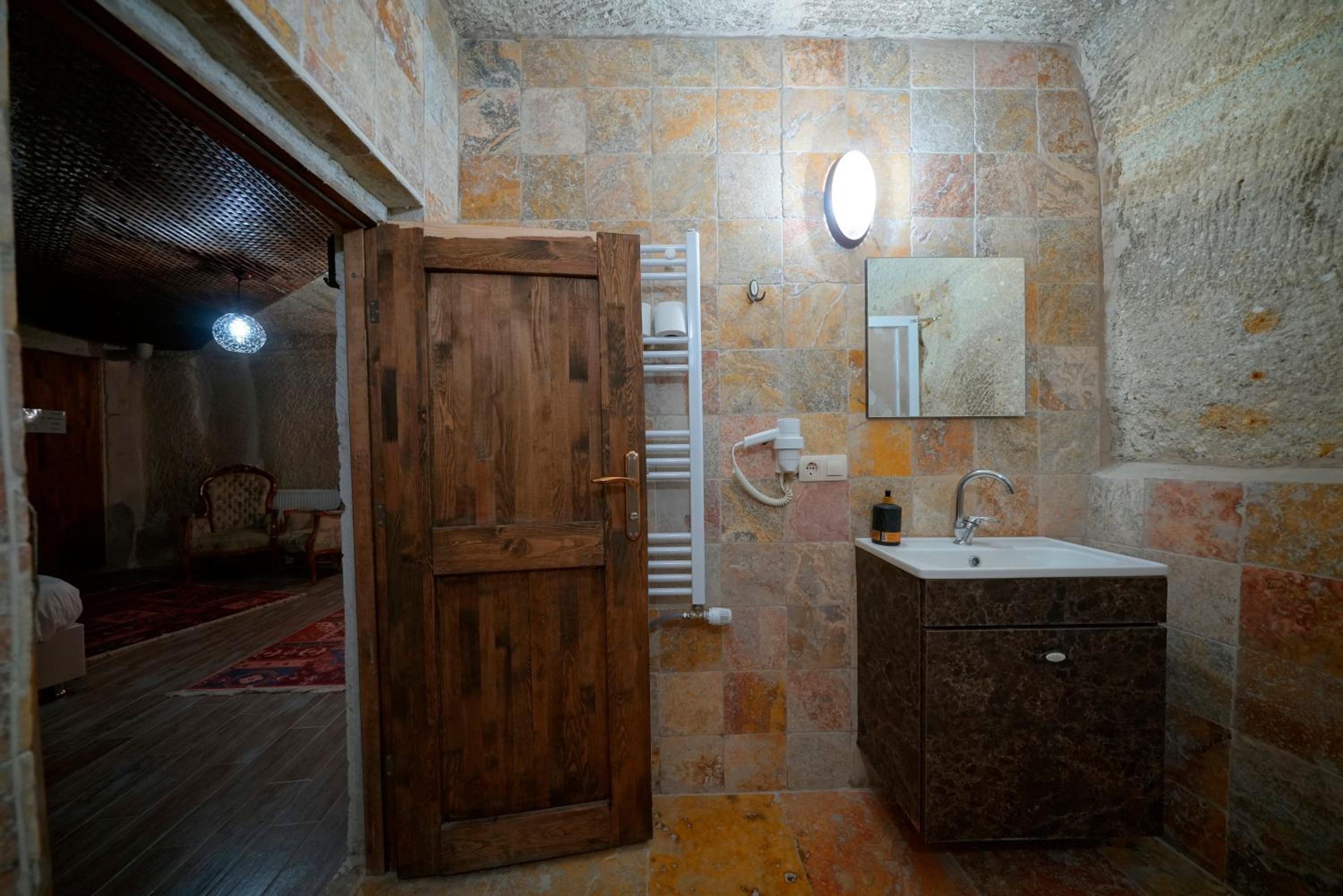 Deluxe Family Cave Room - Photo 5