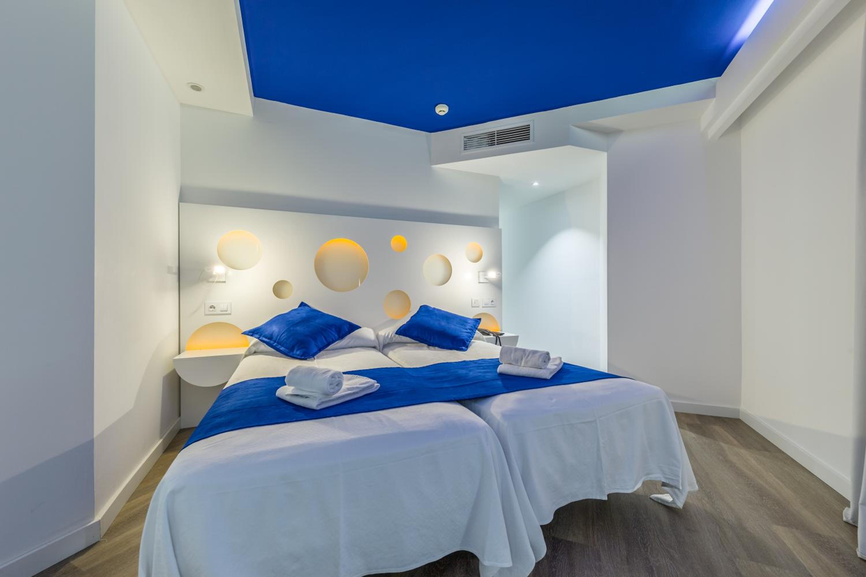 Deluxe Double Room with Balcony photo 3