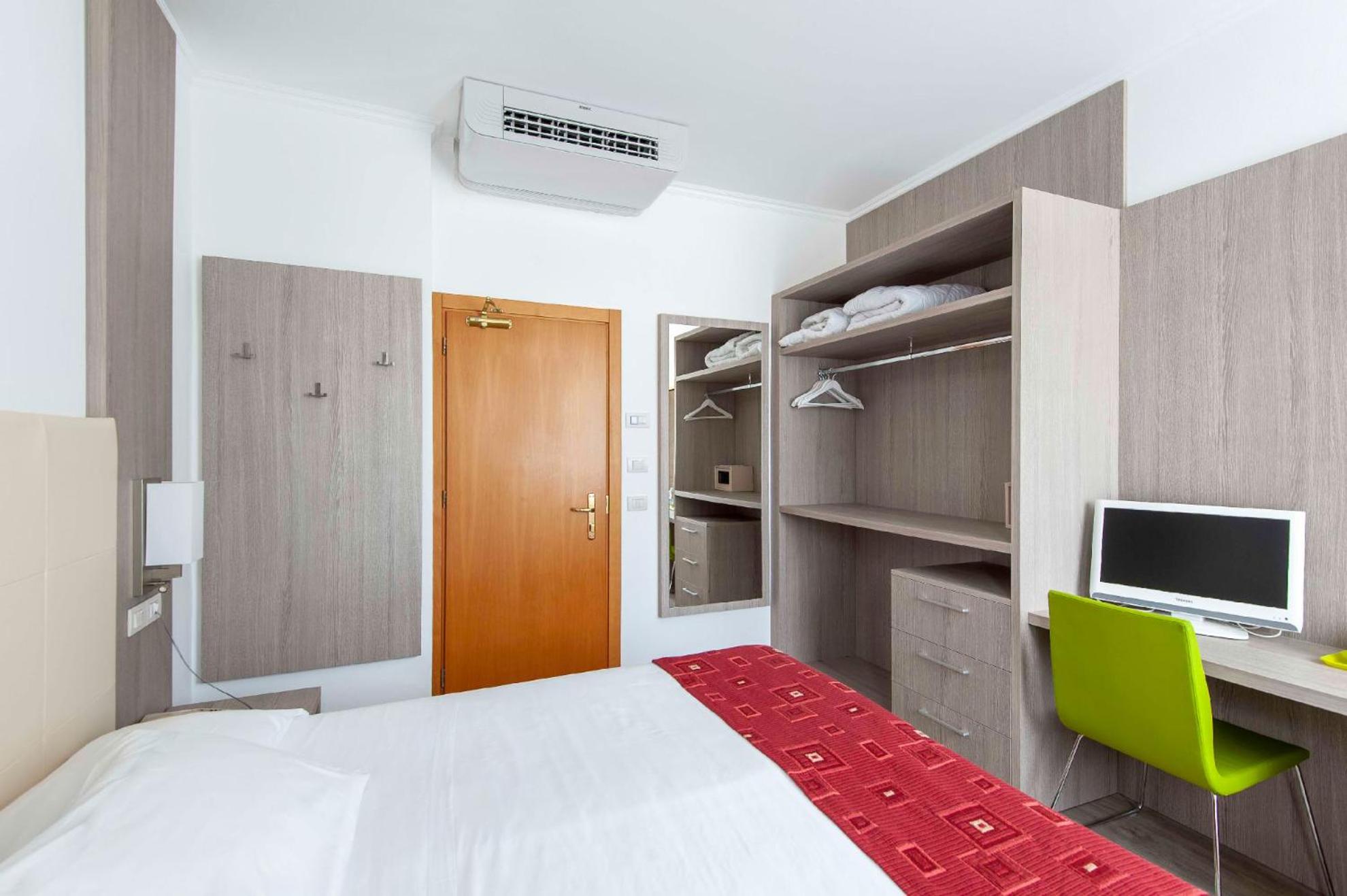 Double or Twin Room photo 3